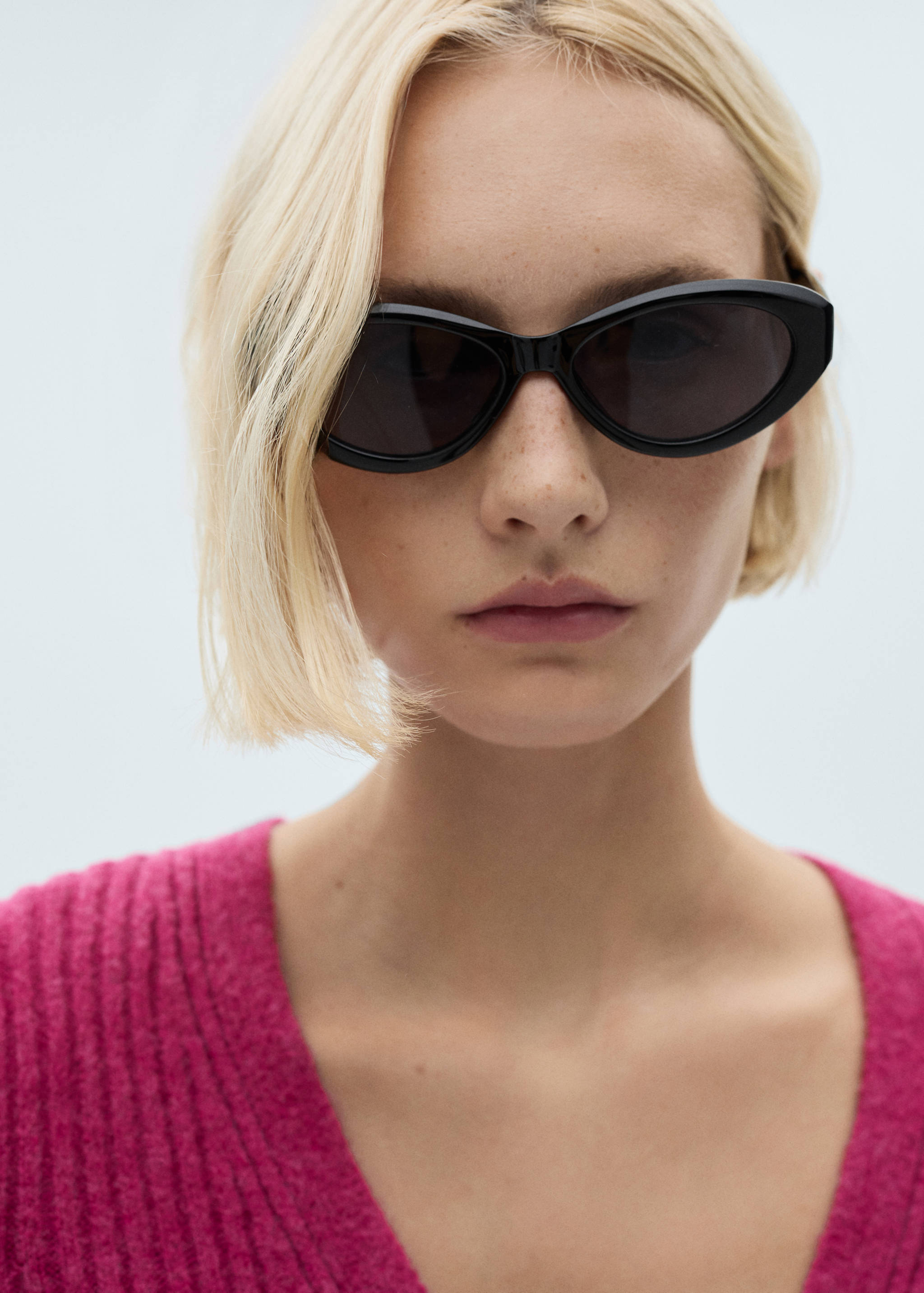 Knitted cardigan with metallic buttons - Details of the article 1