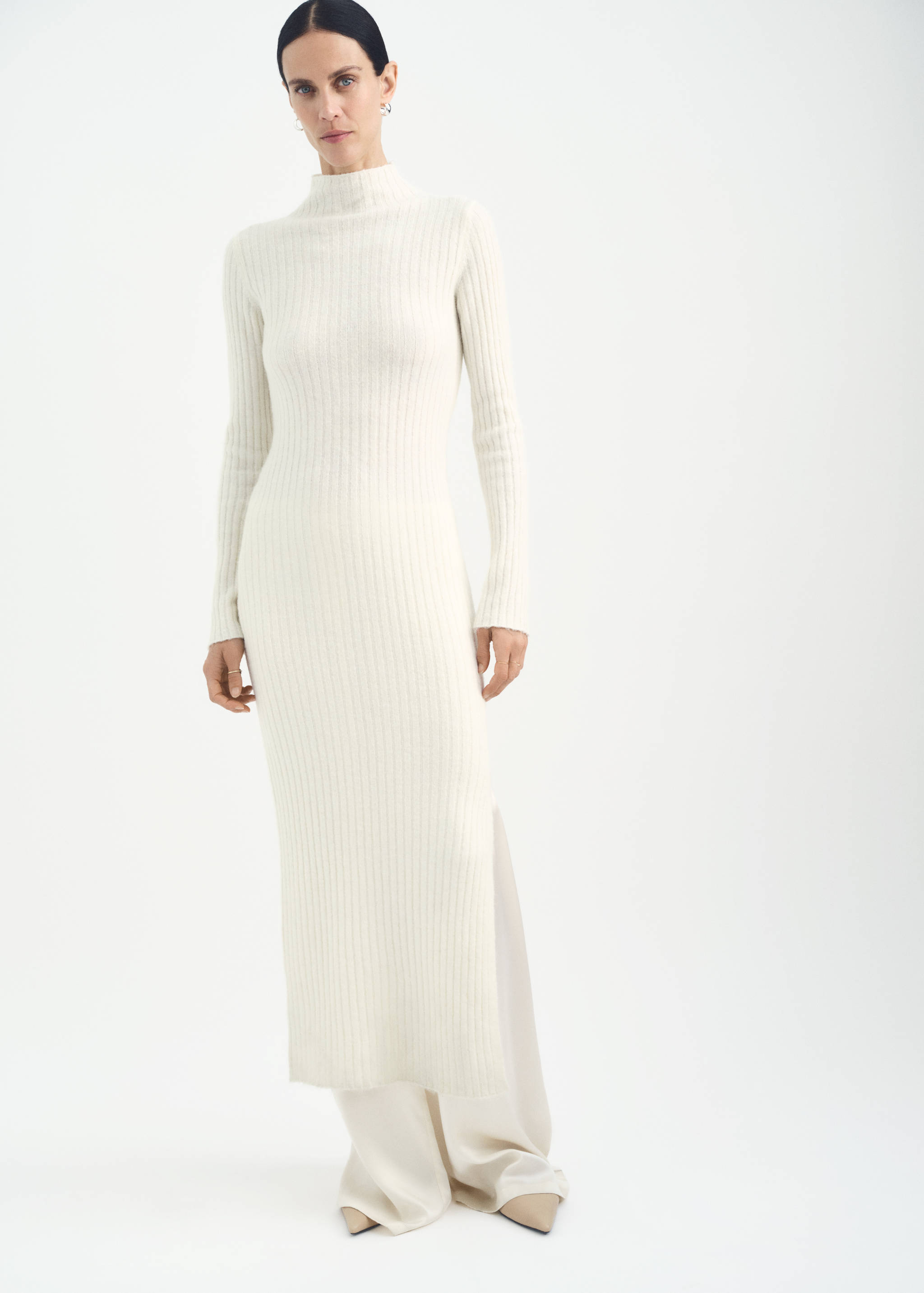 Ribbed knit dress with opening - Details of the article 3, Ecru. Ref: 77057699-00.