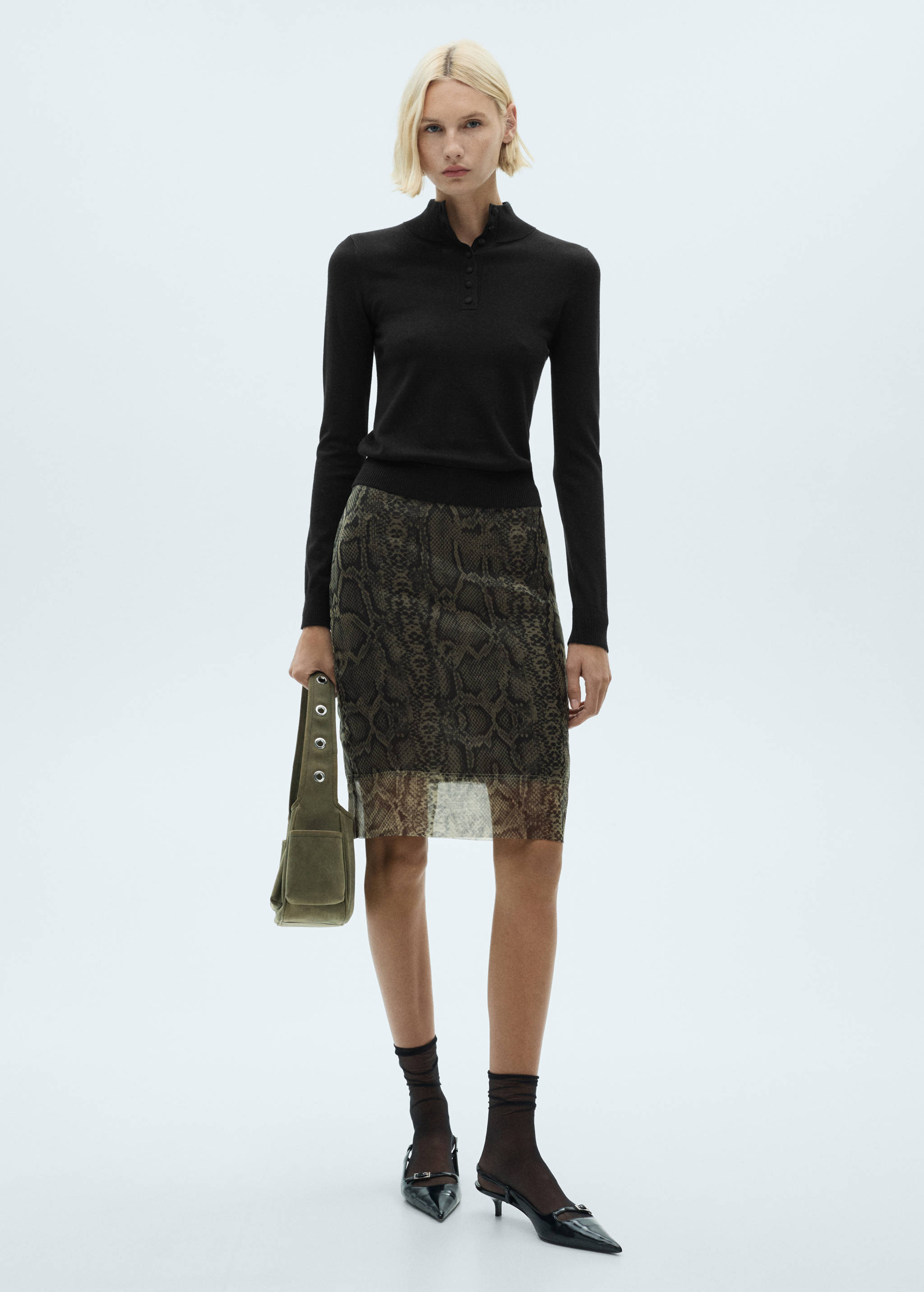 Джемпер из тонкого трикотажа с пуговицами - Общий план