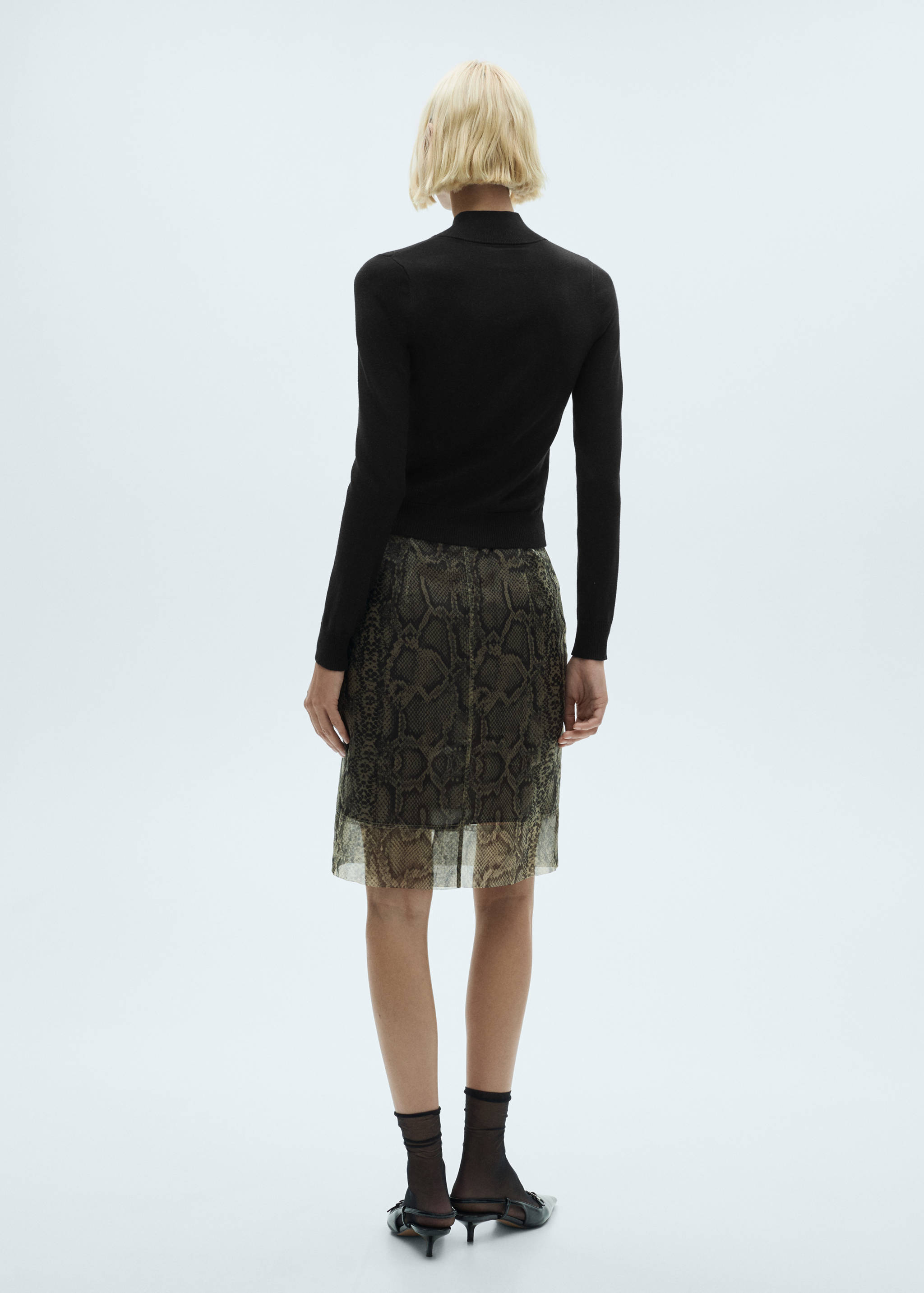 Джемпер из тонкого трикотажа с пуговицами - Обратная сторона изделия