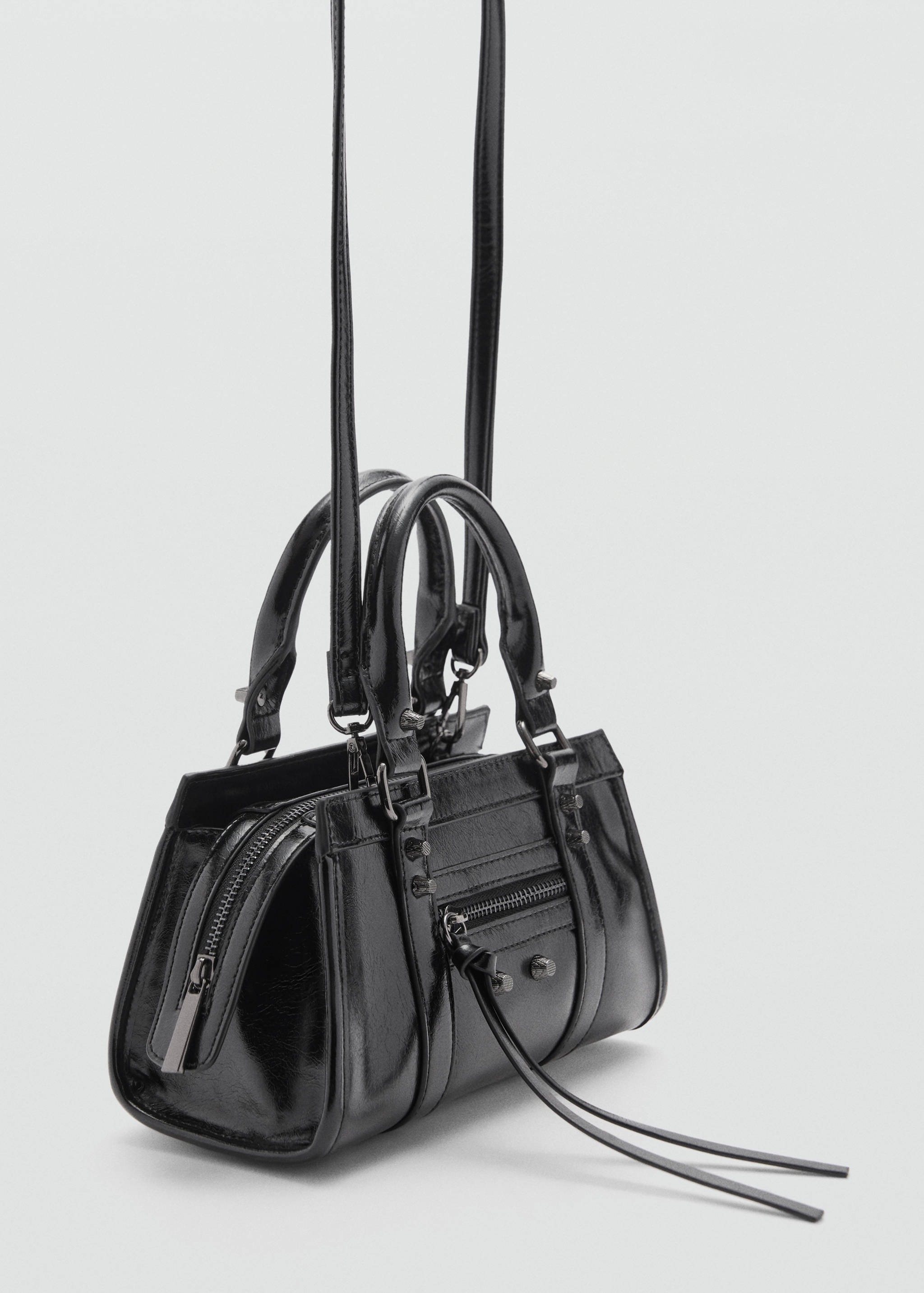 Мини-сумка с ручками и заклепками - Средний план