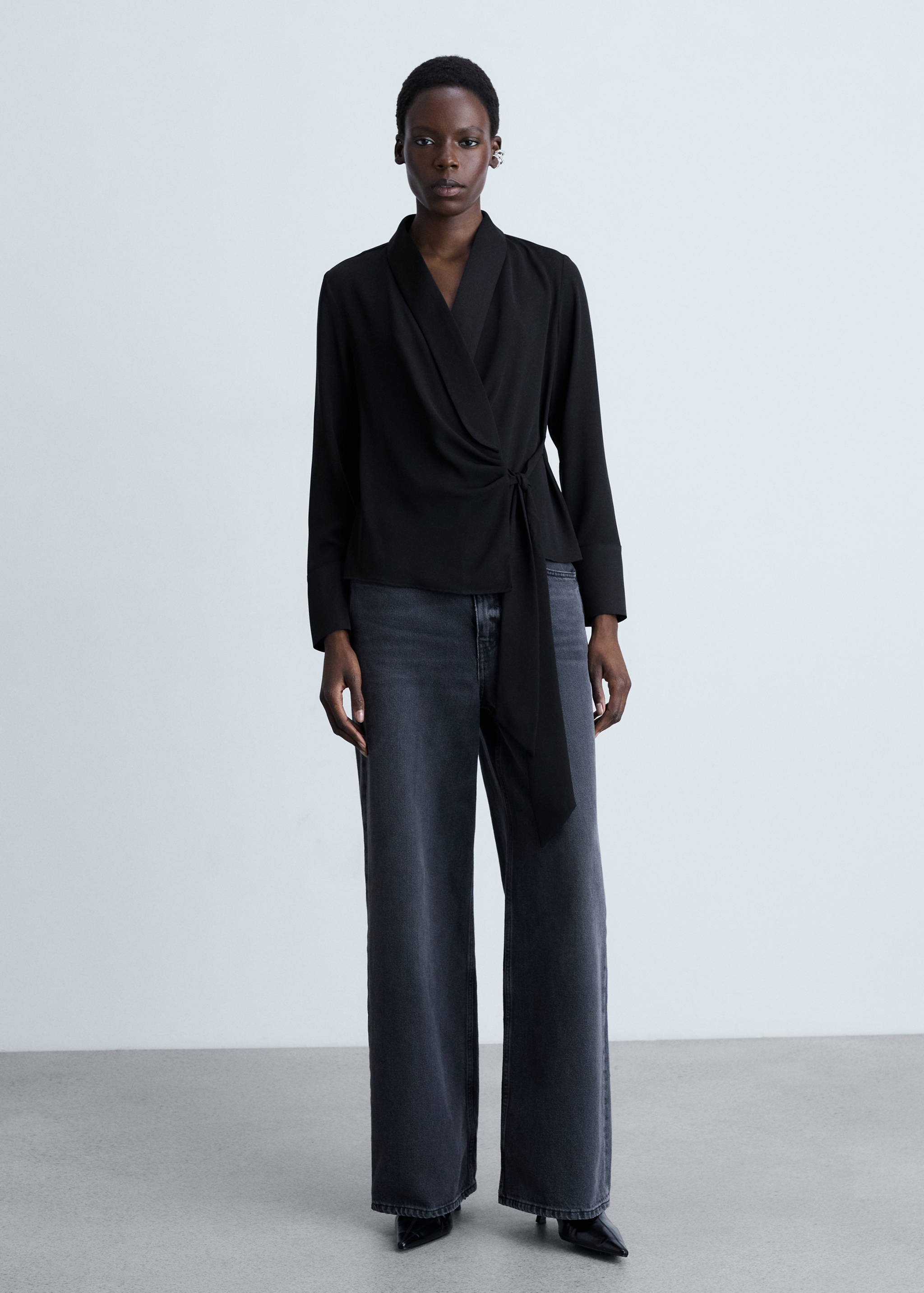 Blusa satinada lazo - Plano general