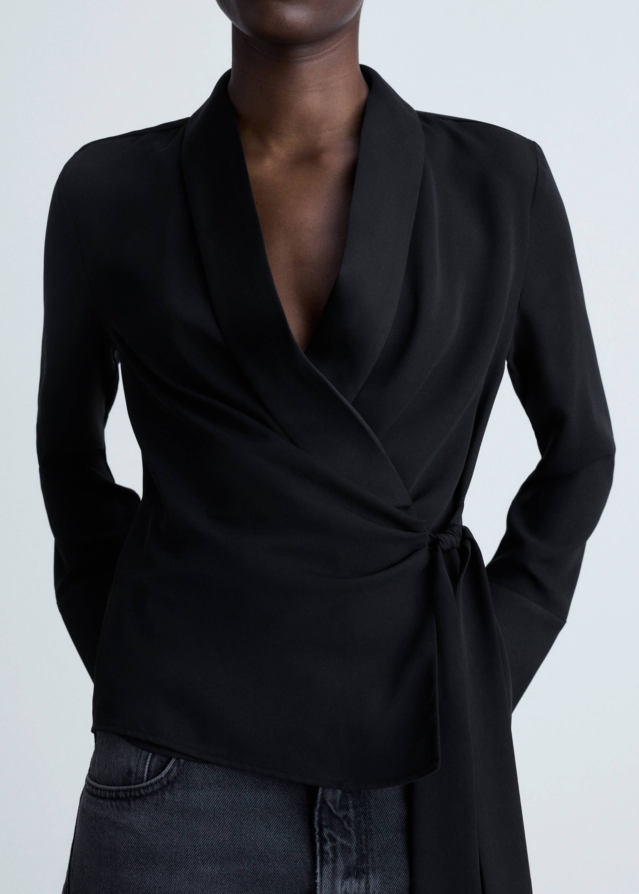 Blusa satinada lazo - Plano medio