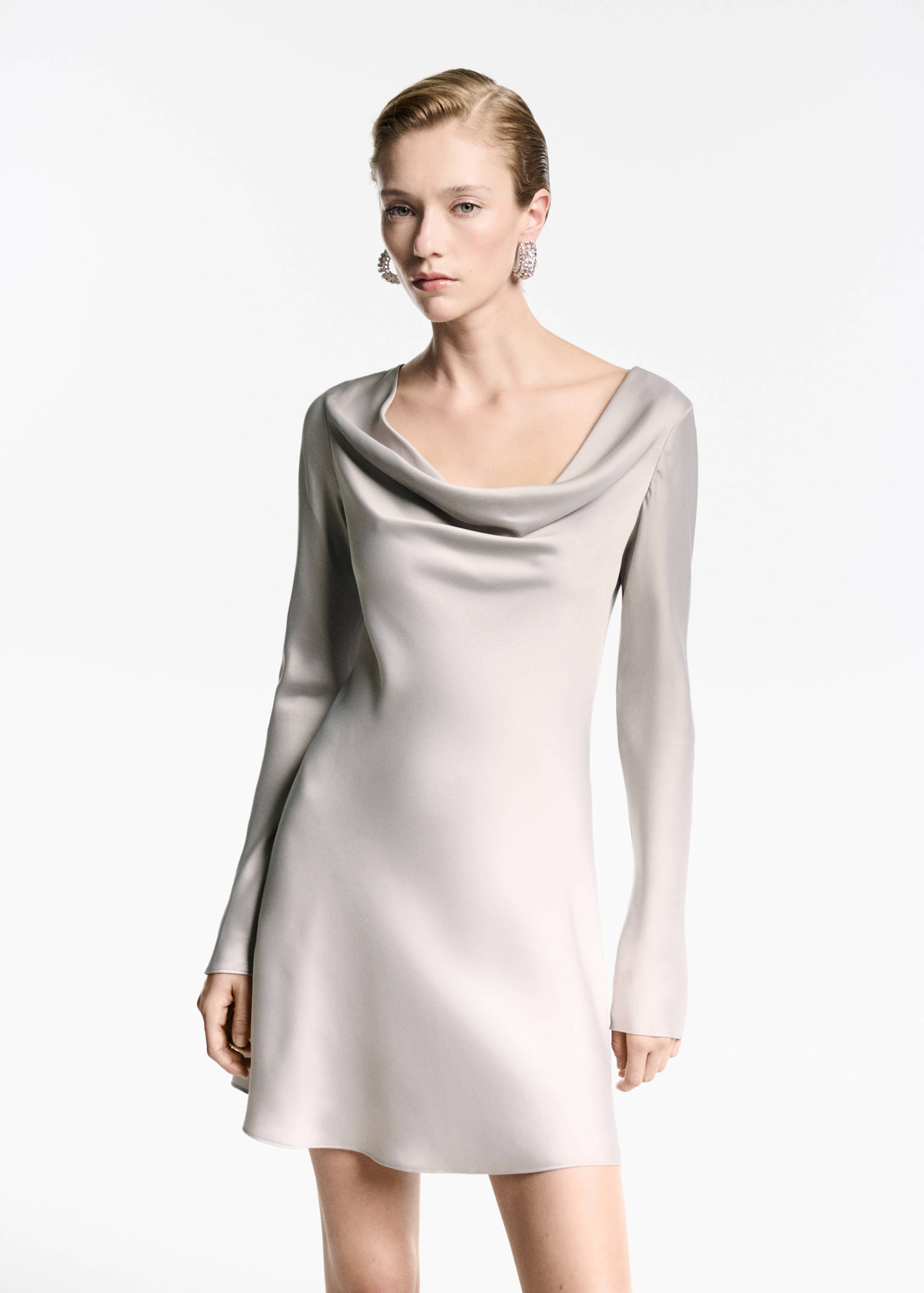 Robe satin col bénitier - Plan moyen