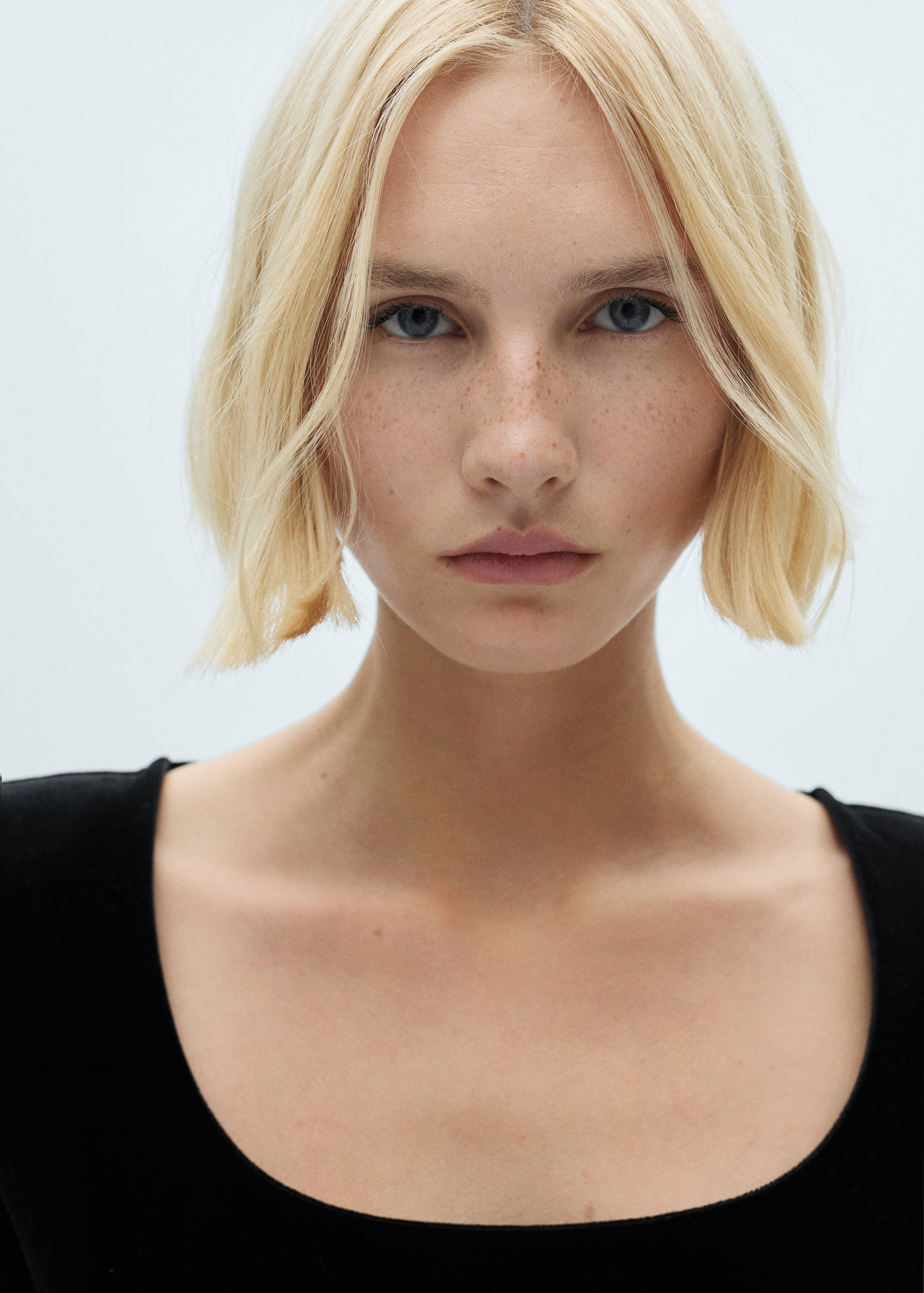 Velvet dress with low neck - Details of the article 1