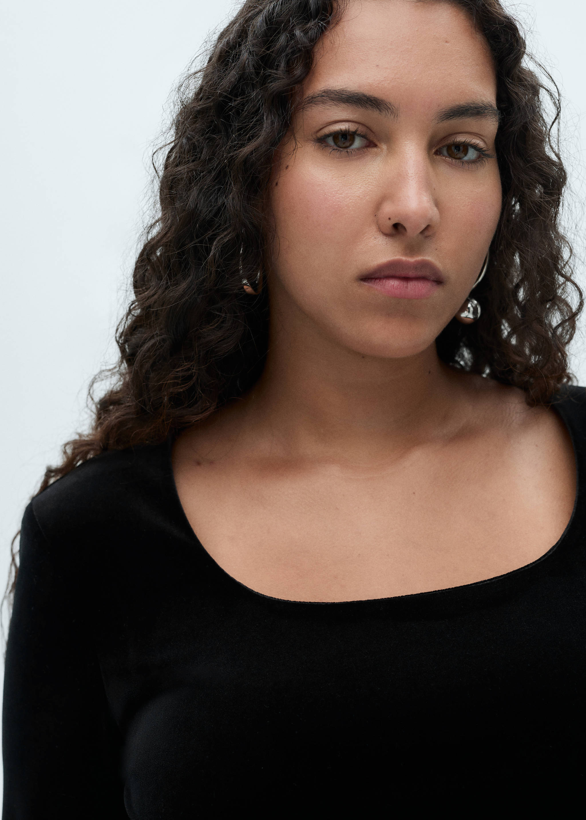 Velvet dress with low neck - Details of the article 4