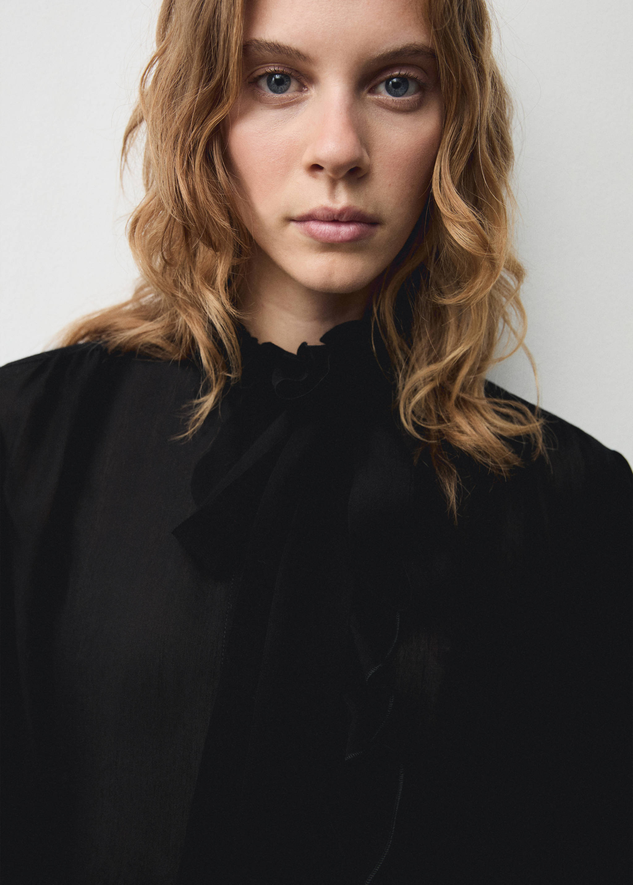 高领荷叶边衬衫 - null