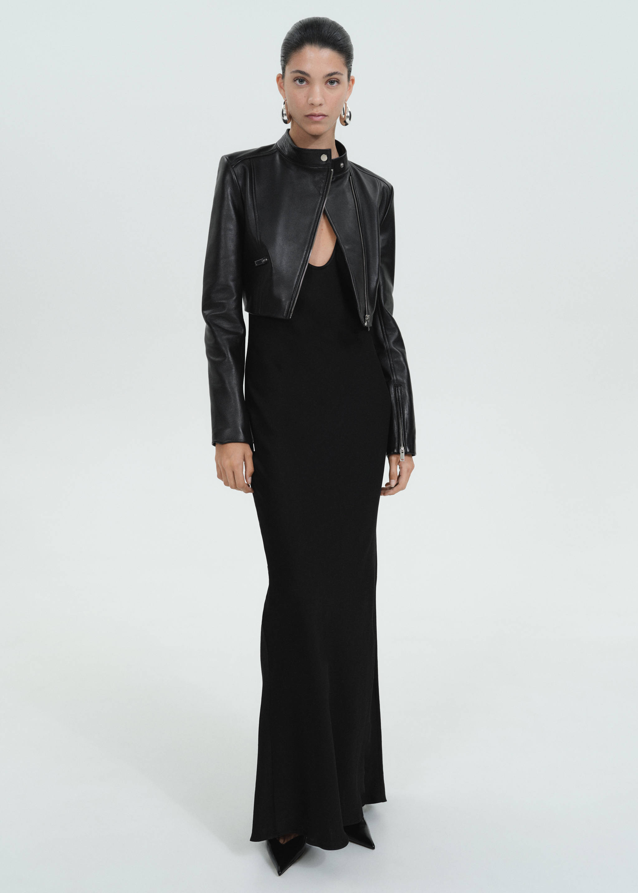 Платье с декольте и открытой спиной - Общий план