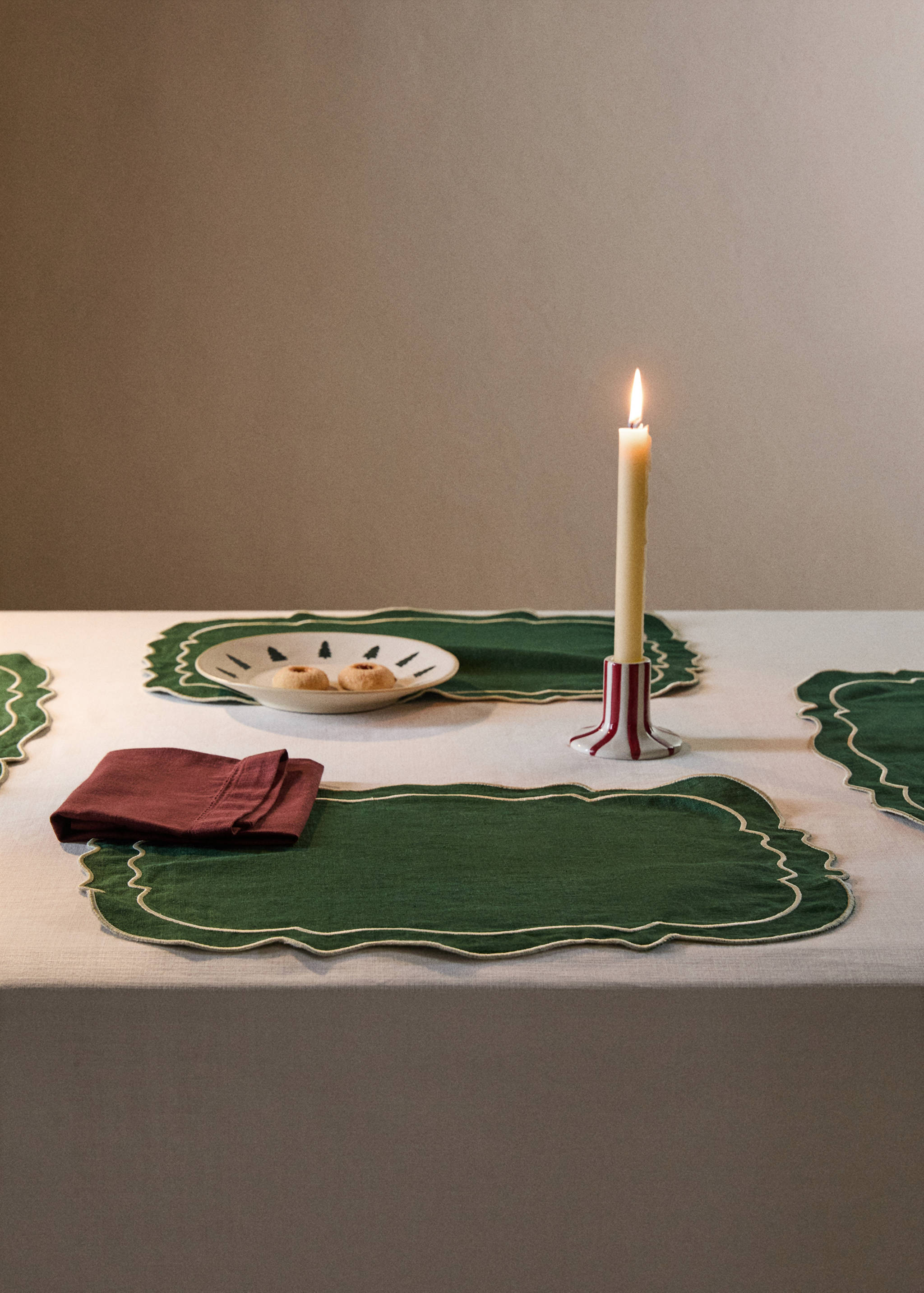 Linen placemat with embroidered trim - General plane