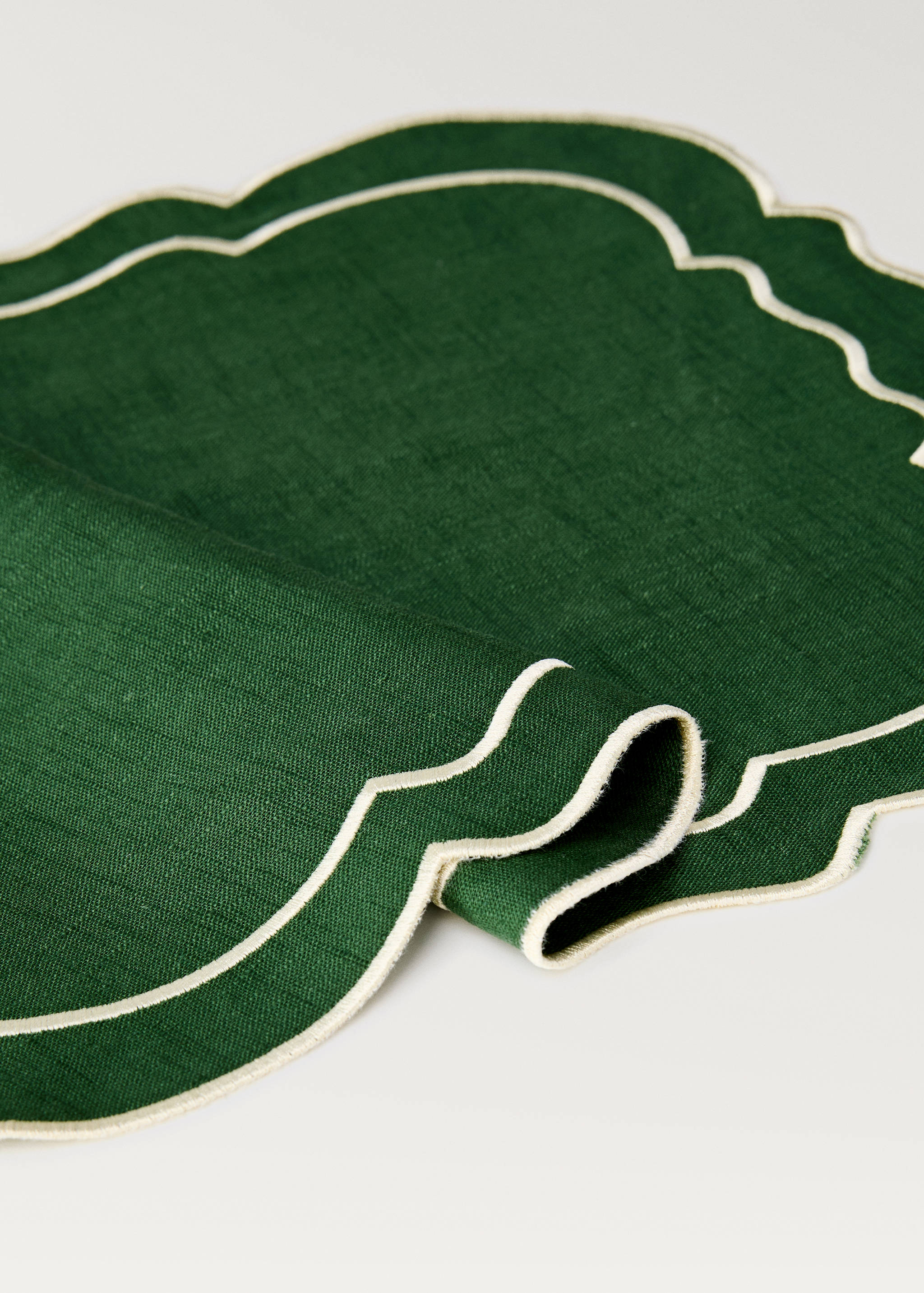 Linen placemat with embroidered trim - Details of the article 1