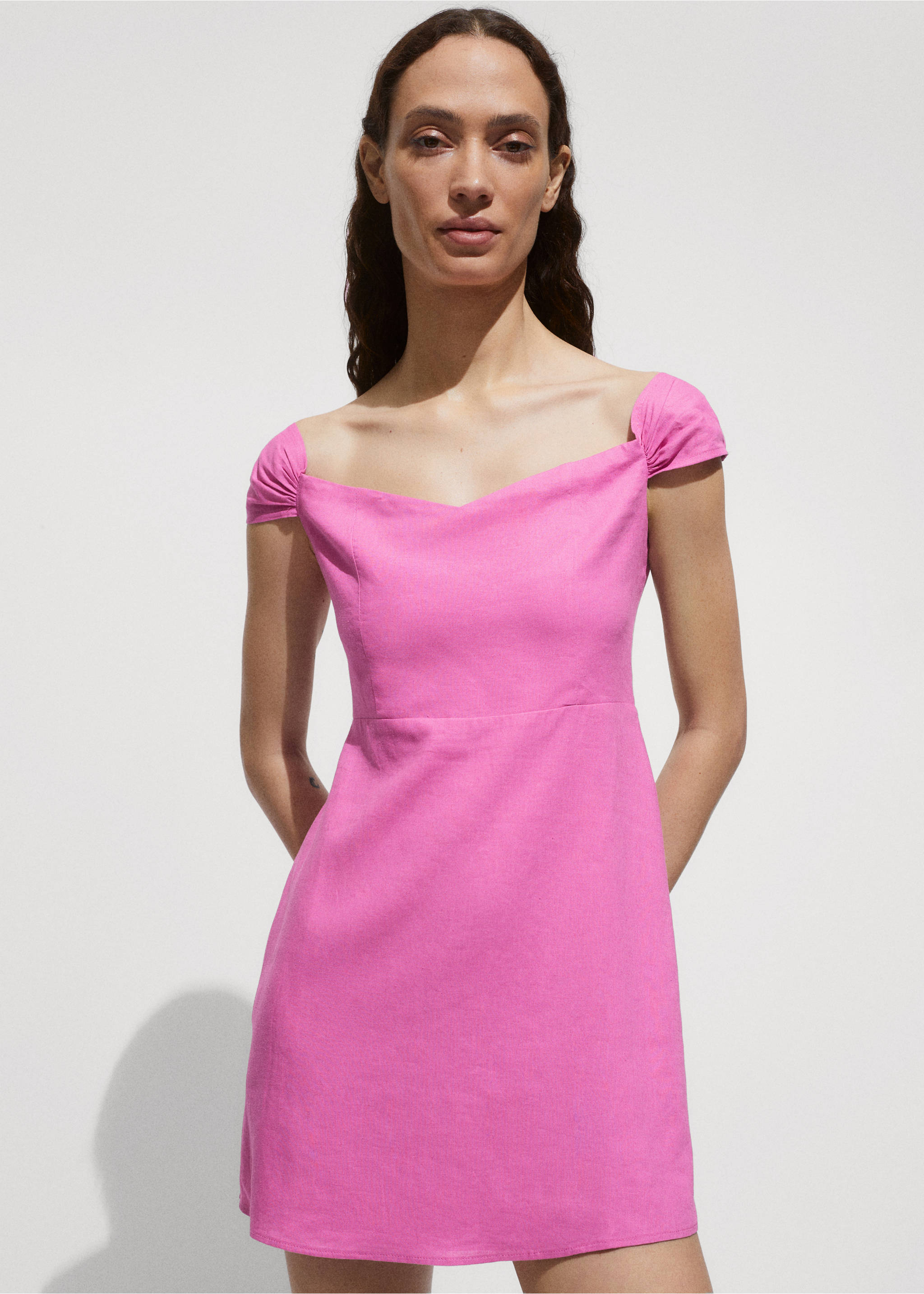 Robe lin col bateau - Plan moyen, Rose clair. Ref: 77060343-00.