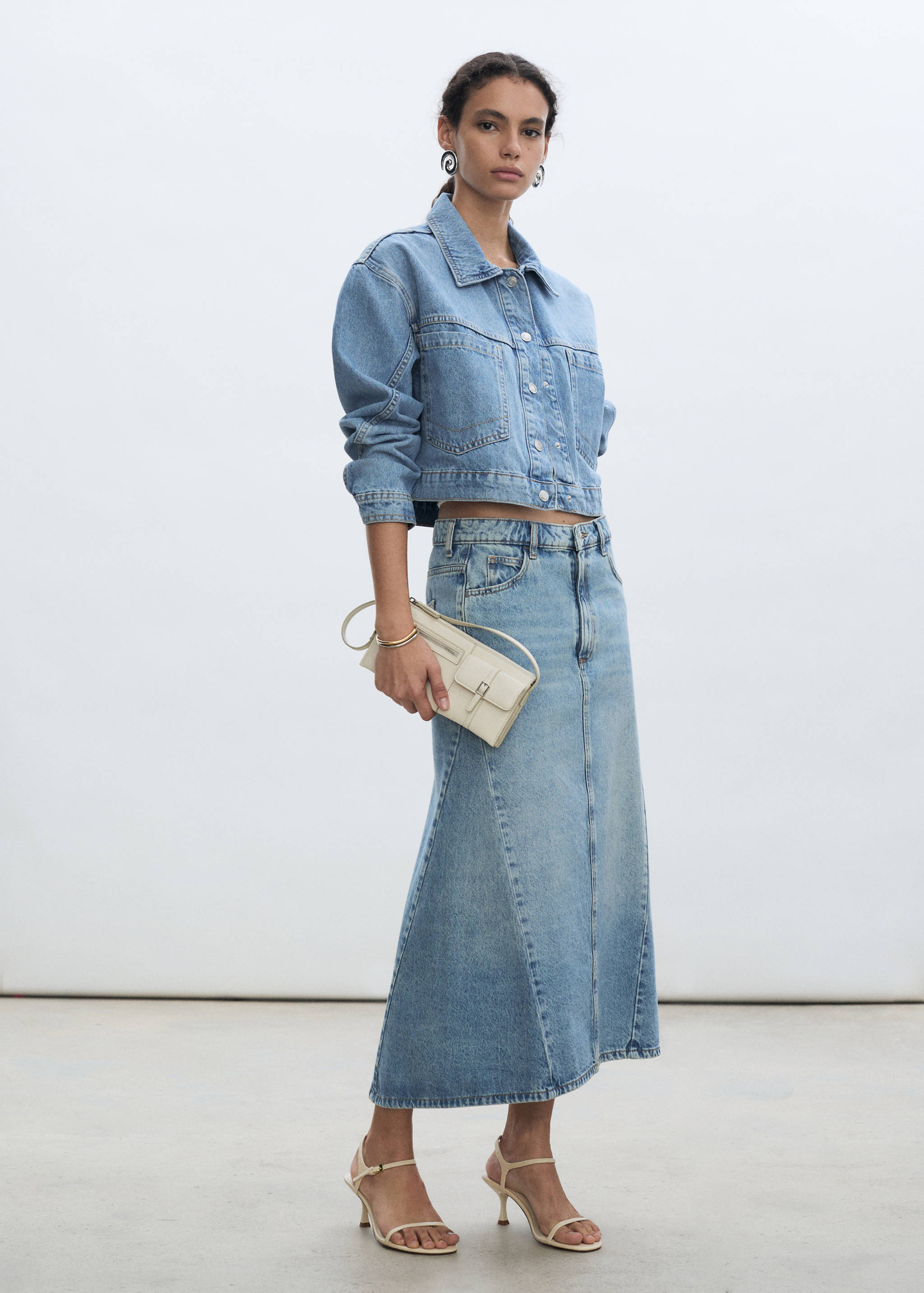 Cazadora vaquera bolsillos - Plano general