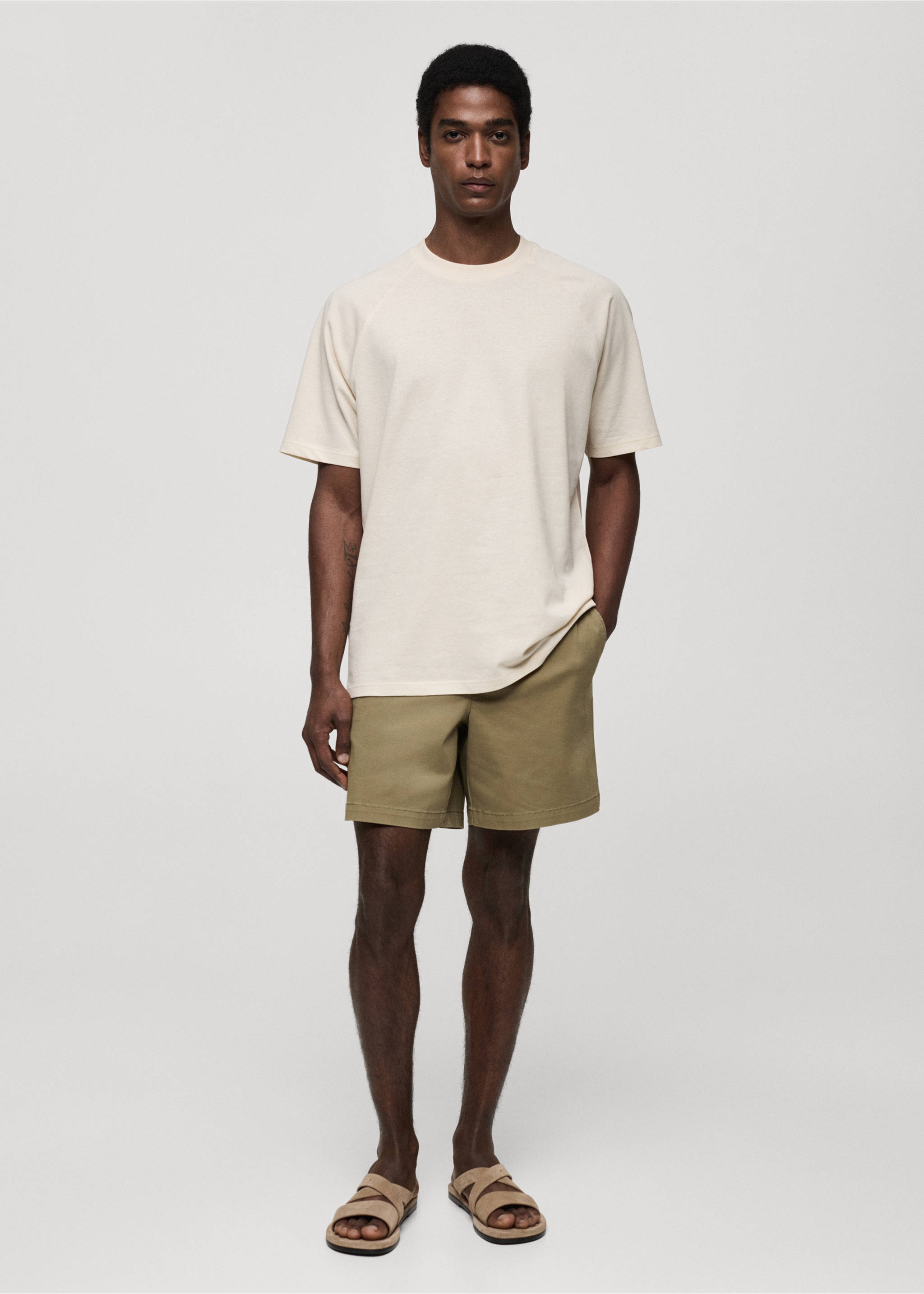 Cream short-sleeve t-shirt with crew neck, worn with khaki shorts., Ecru. Ref: 77060356-00.