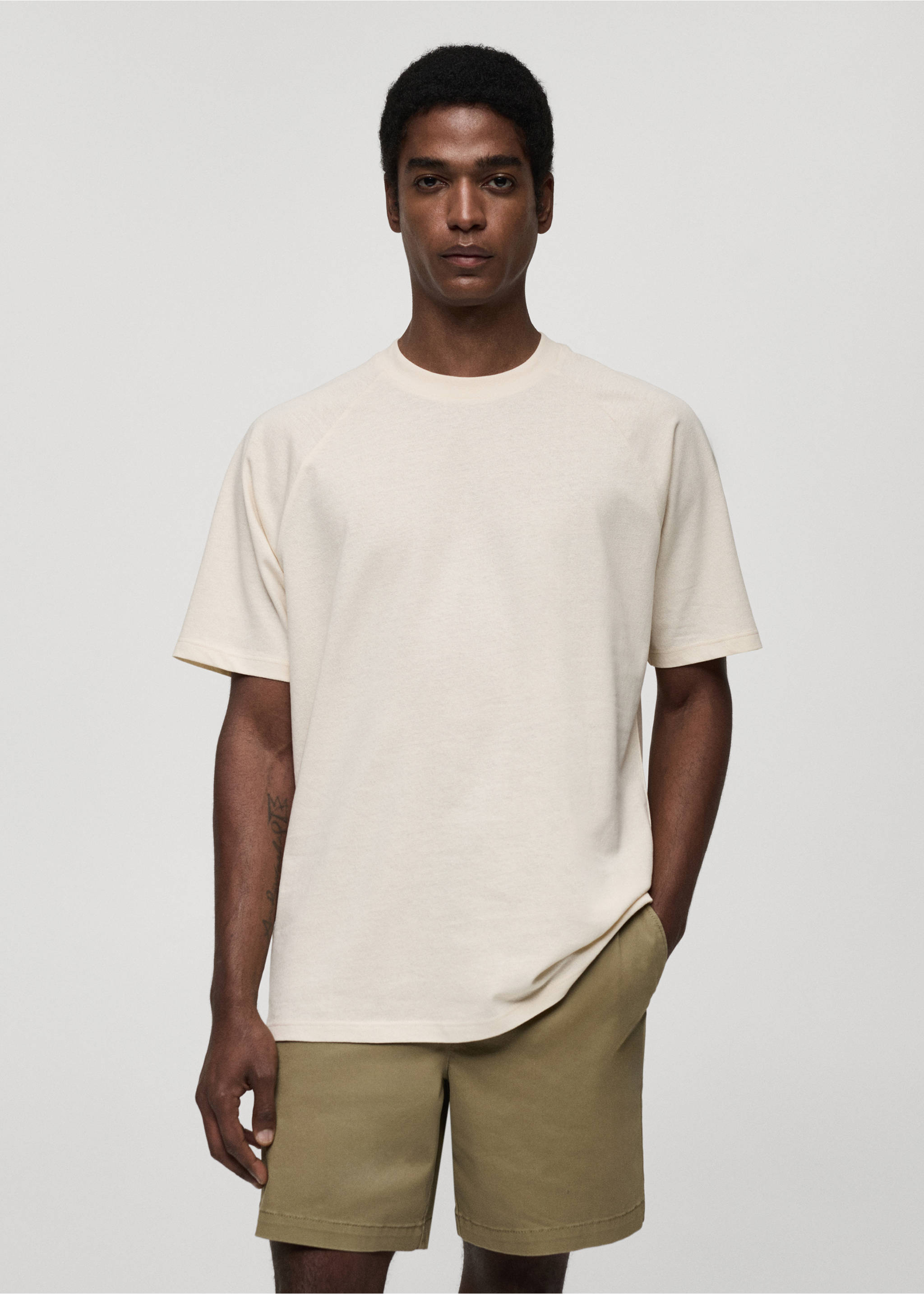 Off-white short-sleeved crew neck t-shirt with a relaxed fit., Ecru. Ref: 77060356-00.