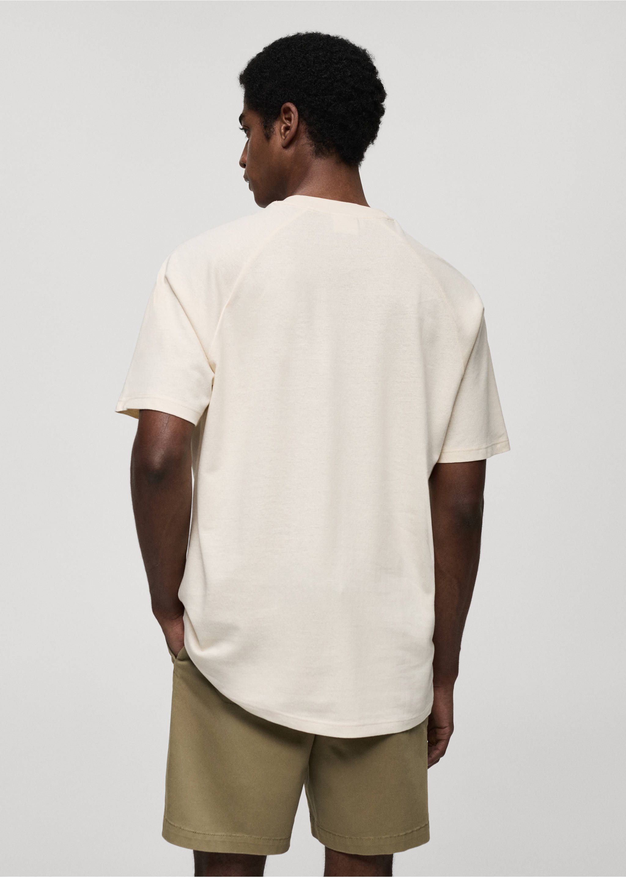 Off-white short-sleeved t-shirt viewed from the back., Ecru. Ref: 77060356-00.