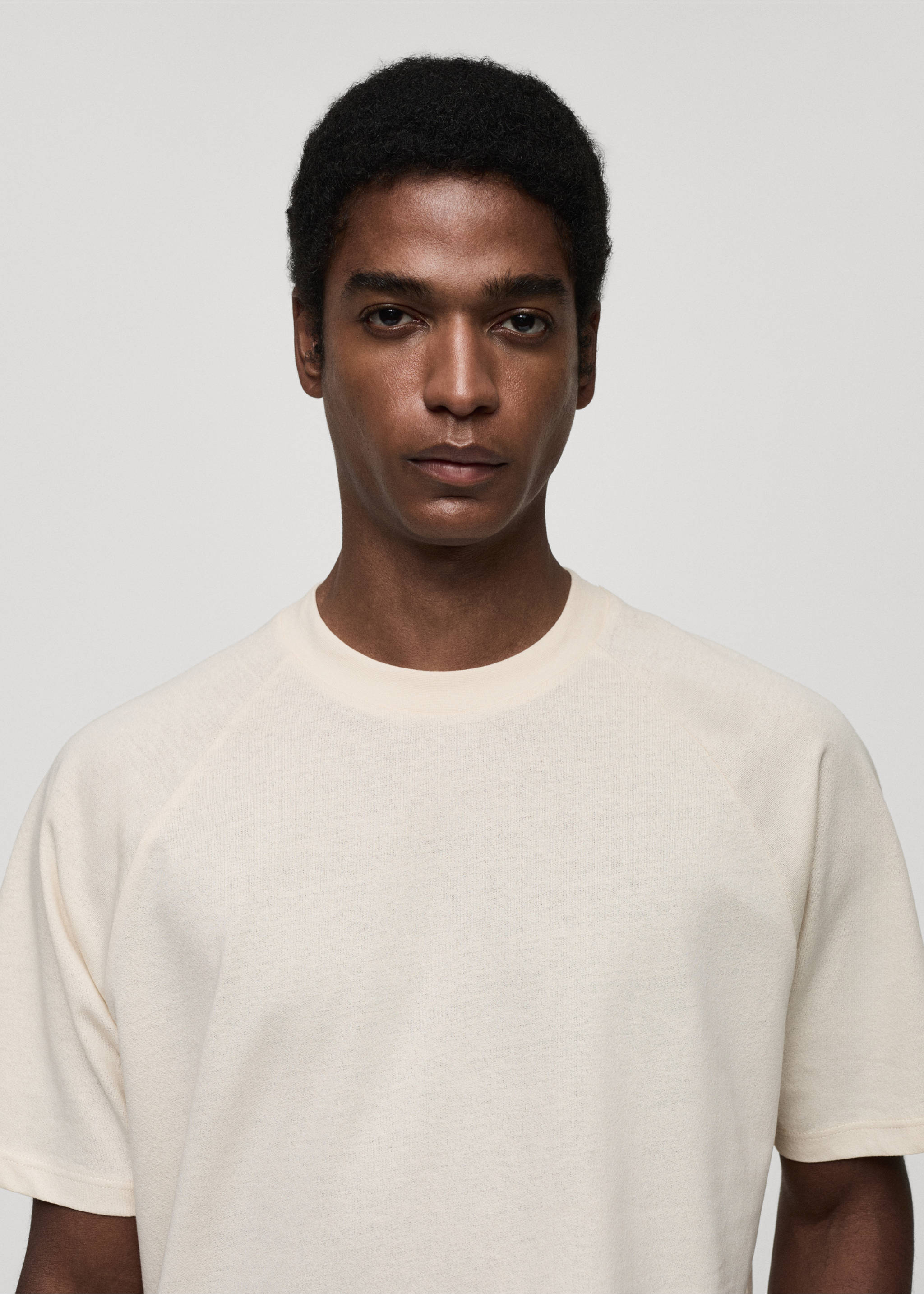 Close-up of a model wearing an off-white short-sleeved t-shirt with a crew neck., Ecru. Ref: 77060356-00.
