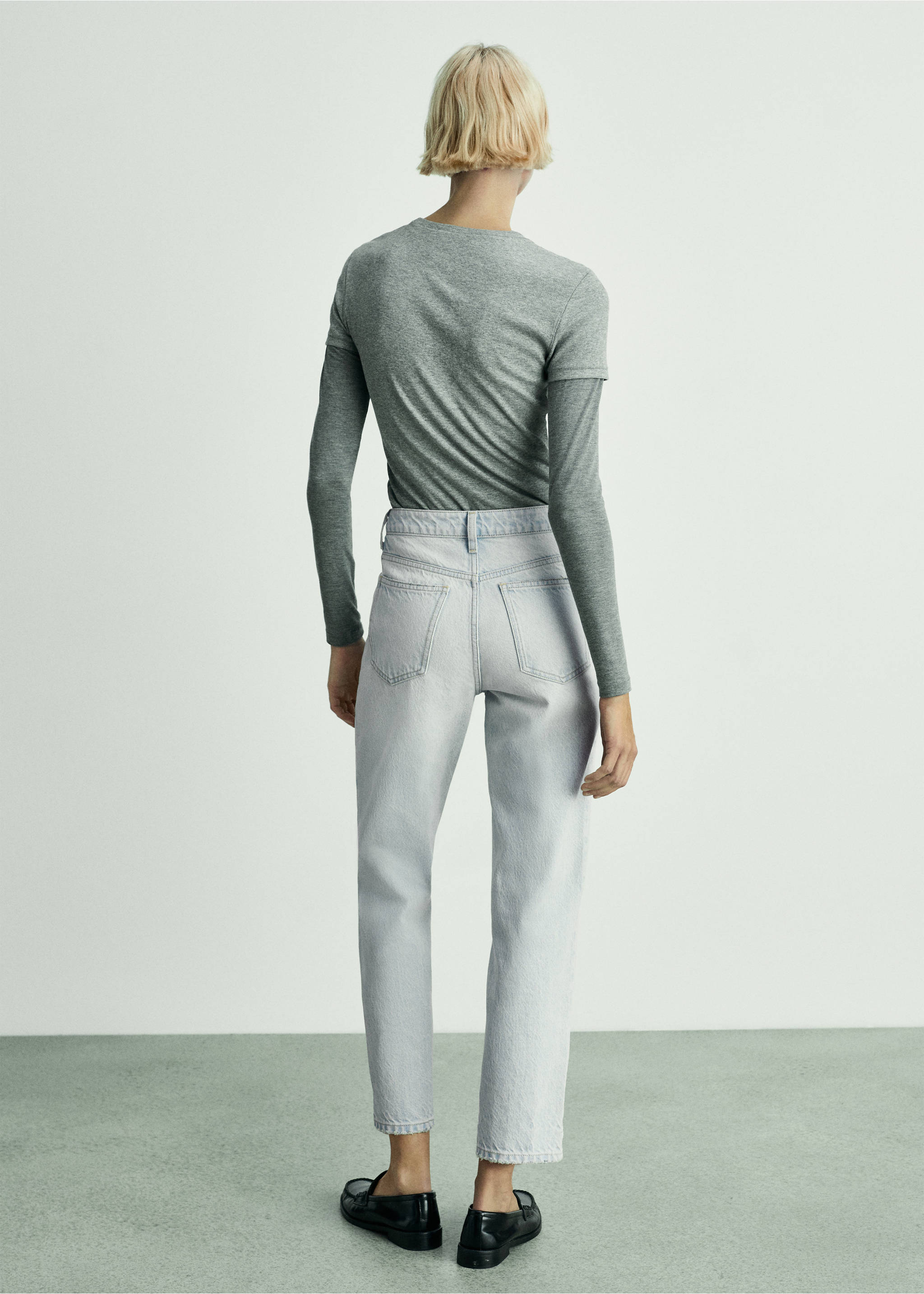 Jeans Newmom confort tiro alto - Reverso del artículo, Azul bleach. Ref: 77060366-00.