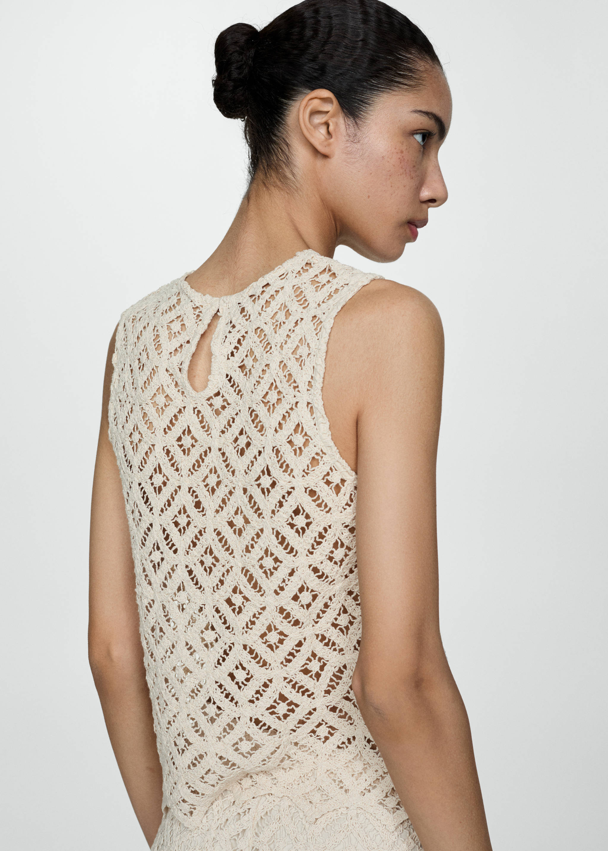 Crochet sleeveless top - Reverse of the article