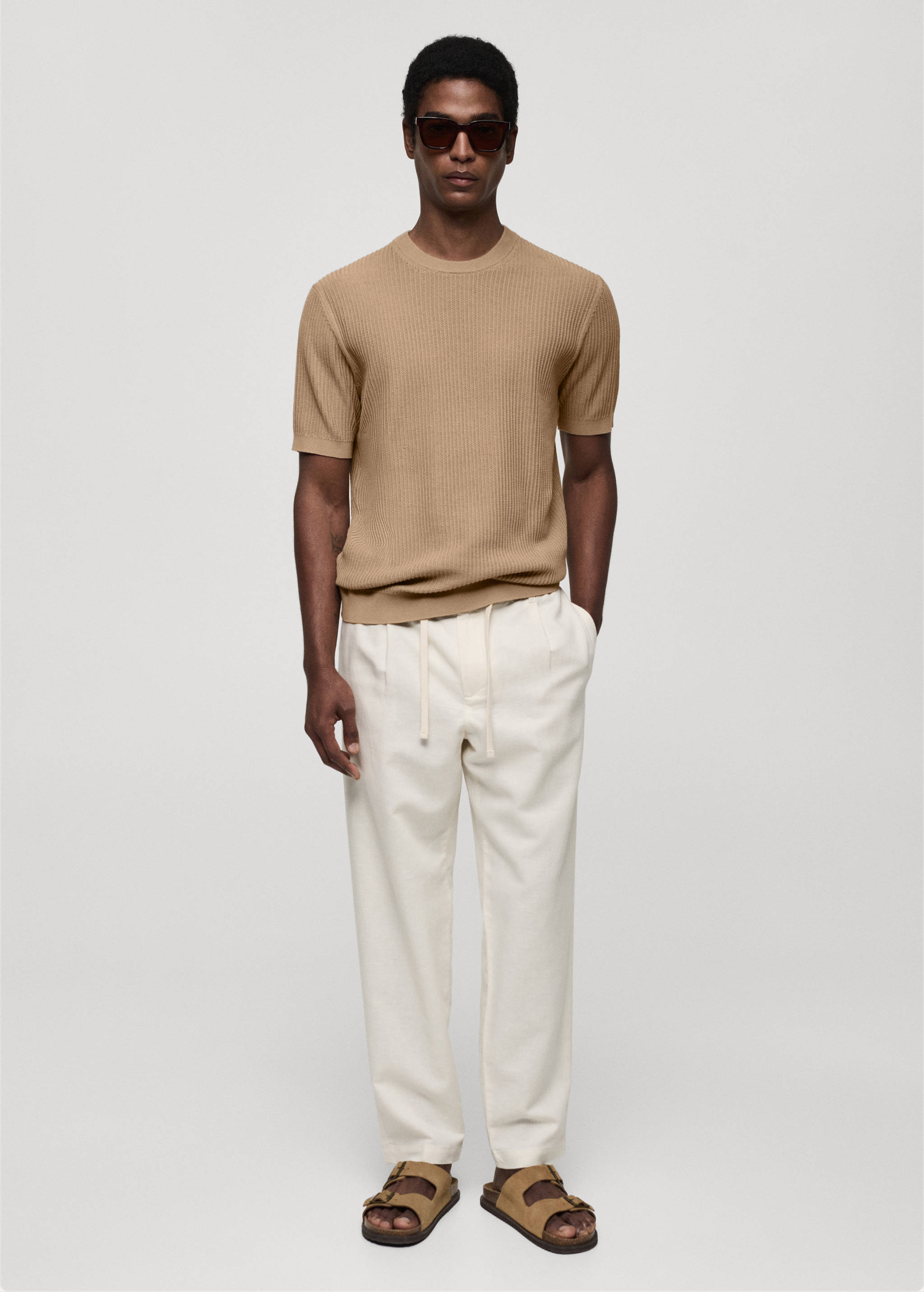 Трикотажная футболка в рубчик - Общий план