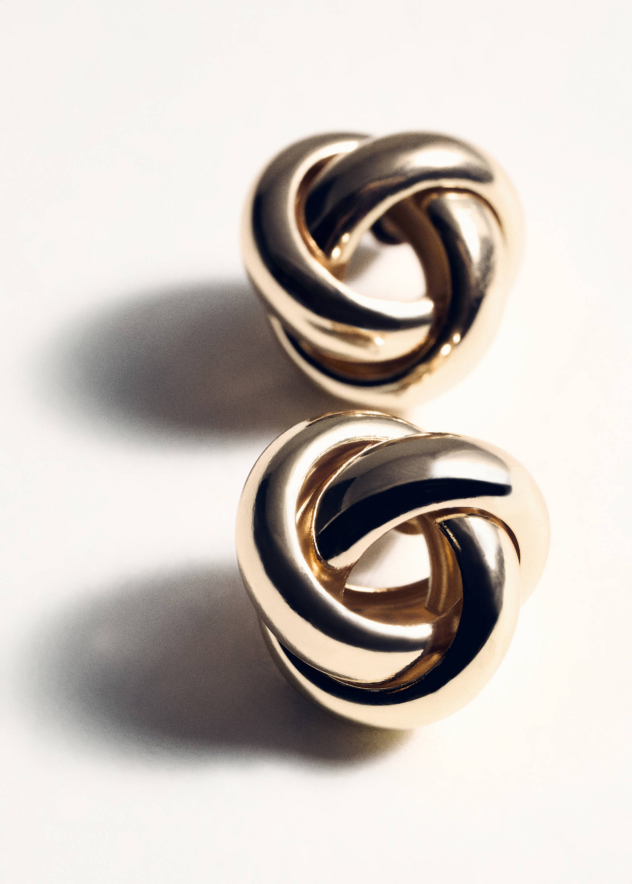 Intertwined hoop earrings - Details of the article 5