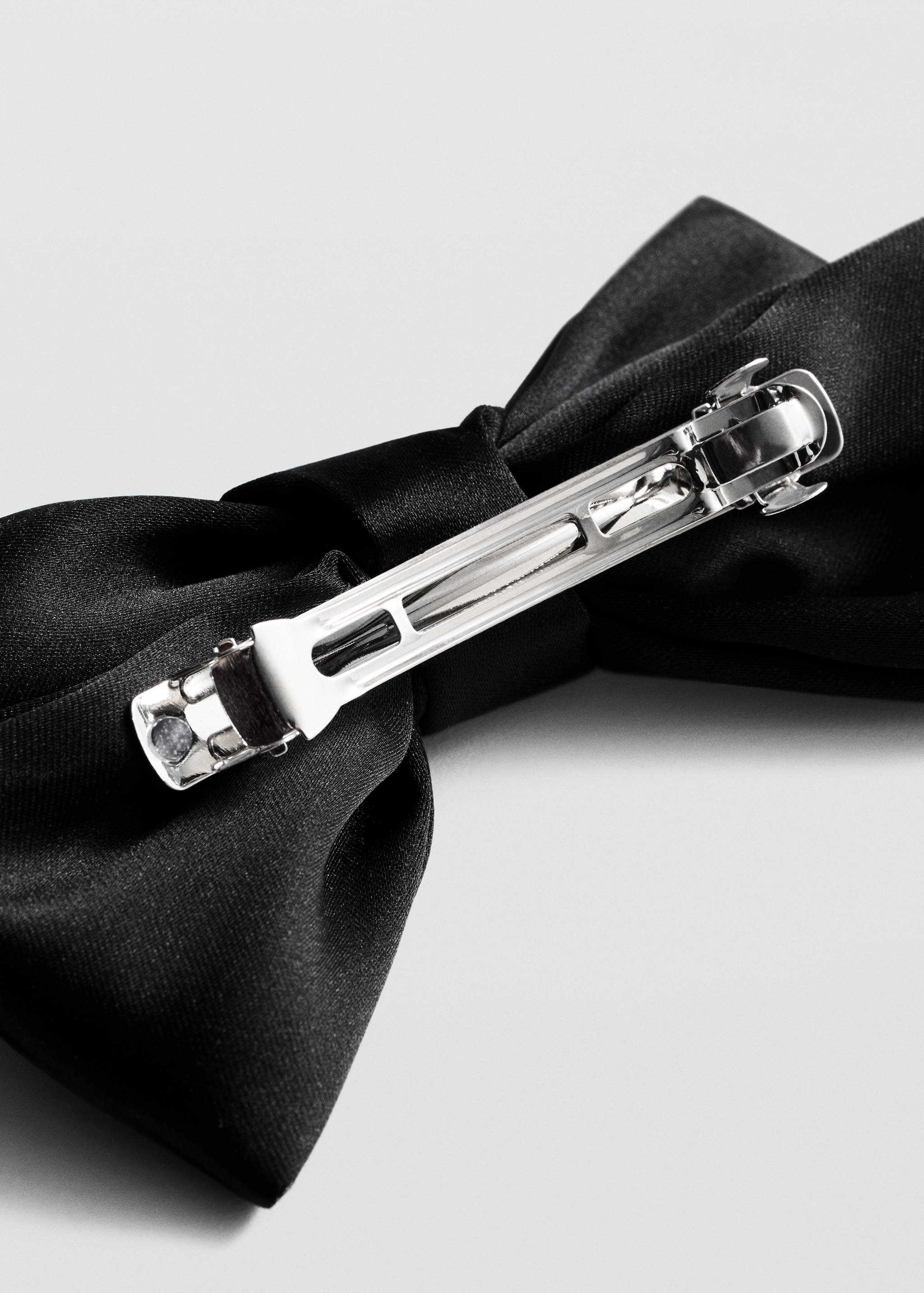 Bağ detaylı saç tokası - Orta plan