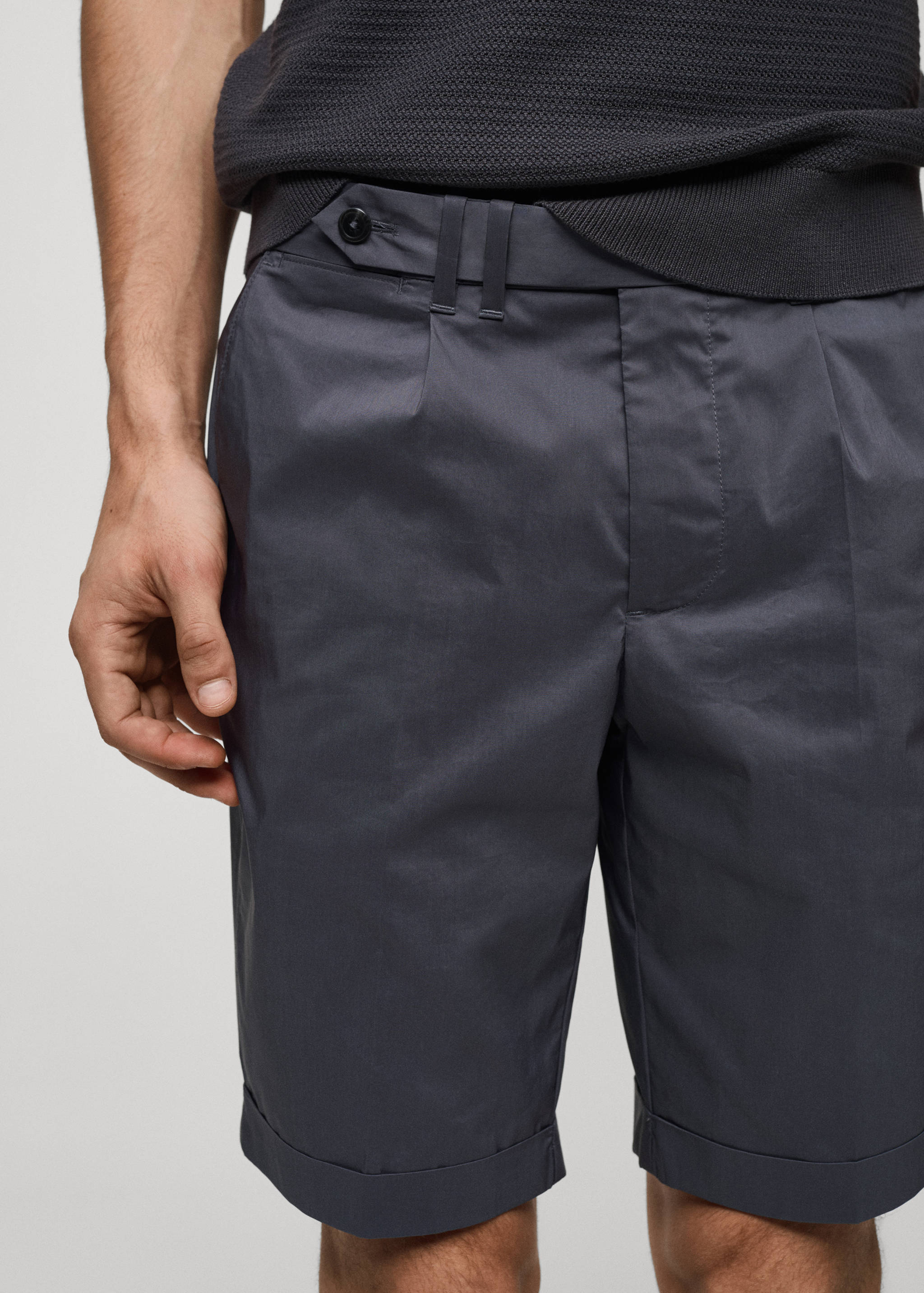 Cotton pleated Bermuda shorts - Details of the article 1