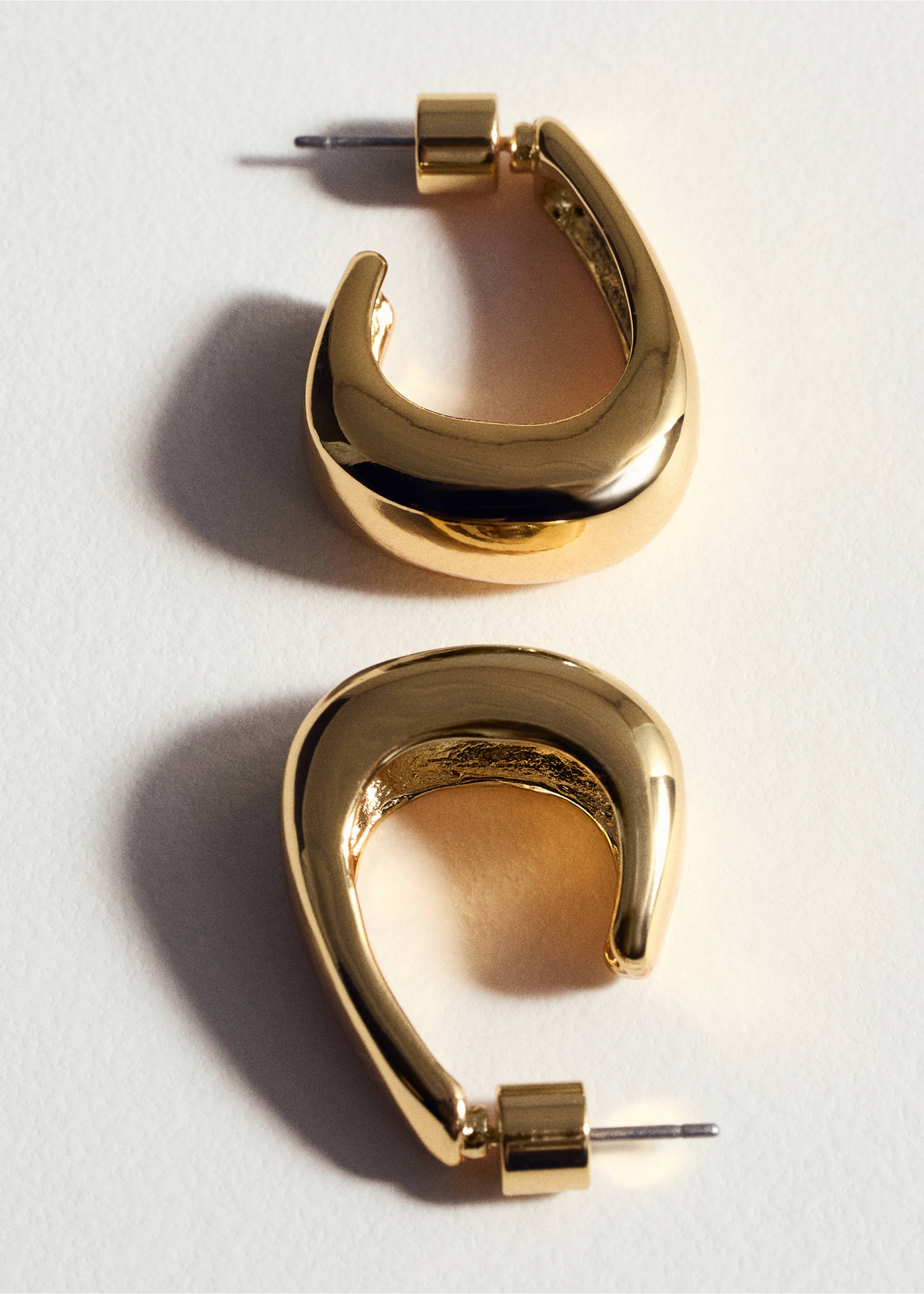 Oval hoop earrings - Details of the article 5, Gold. Ref: 77062543-00.
