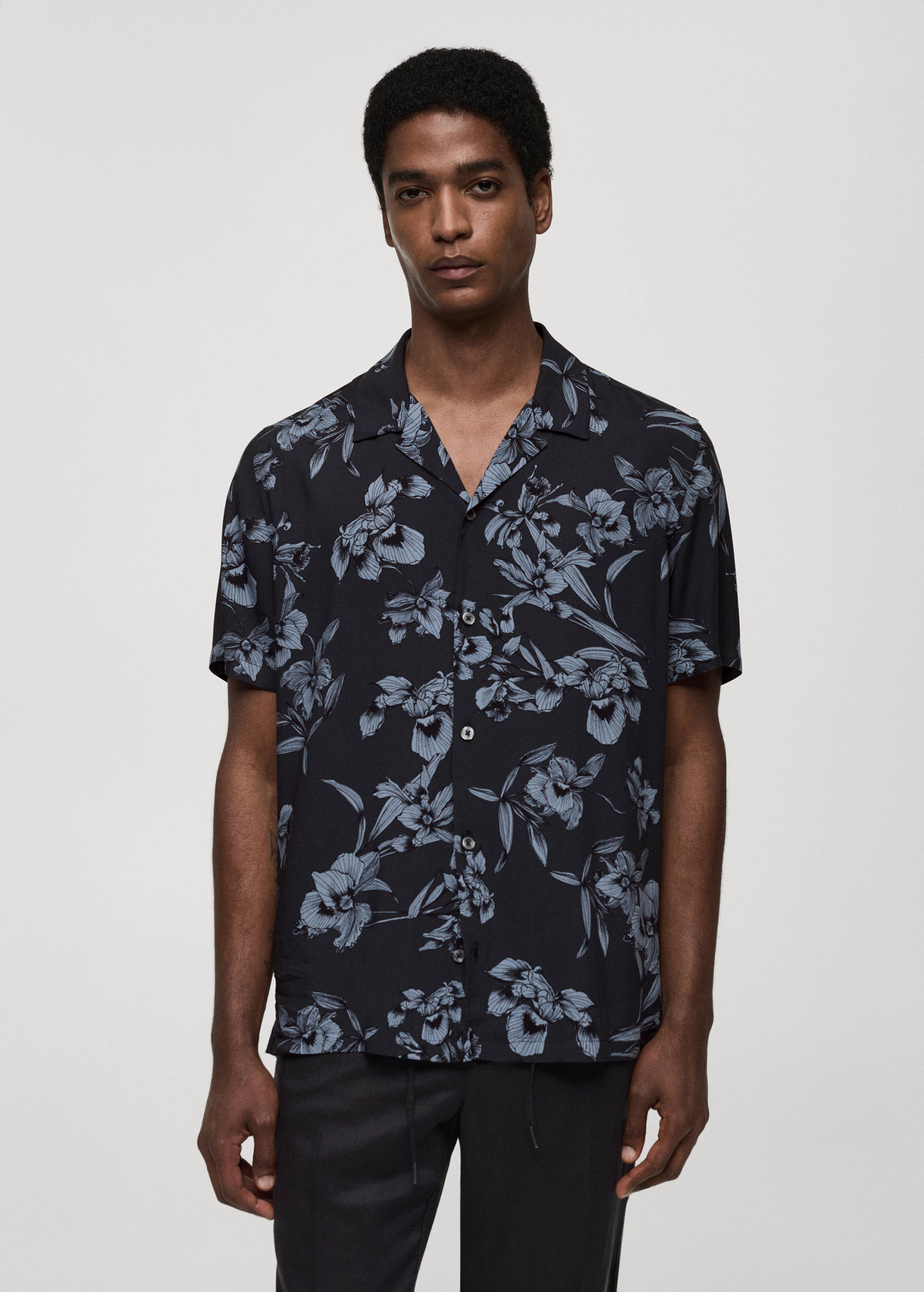 Camisa fluida estampado hawaiano - Plano medio