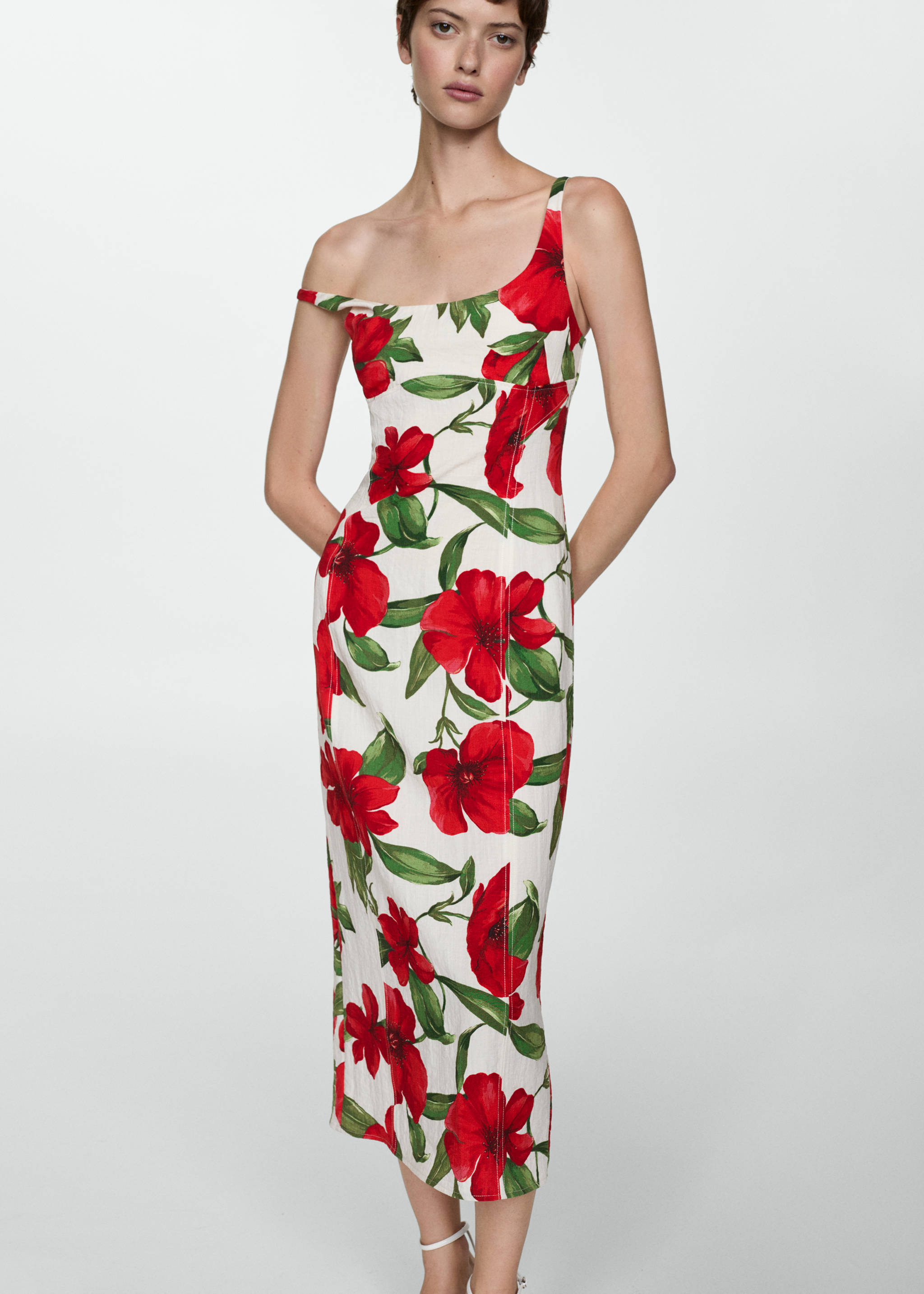 Robe longue à fleurs - Plan moyen
