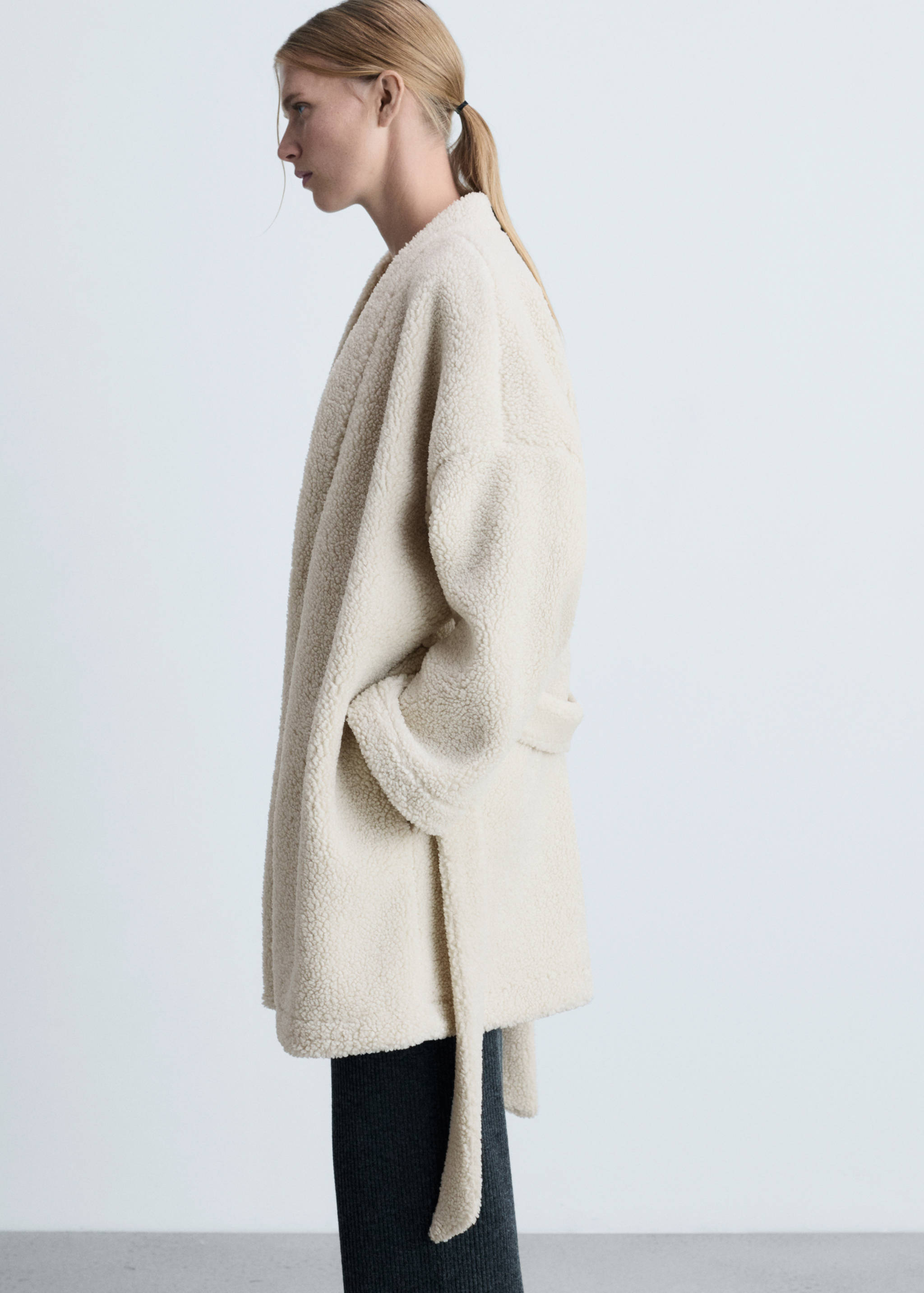 Robe de chambre polaire moutonnée - Plan moyen