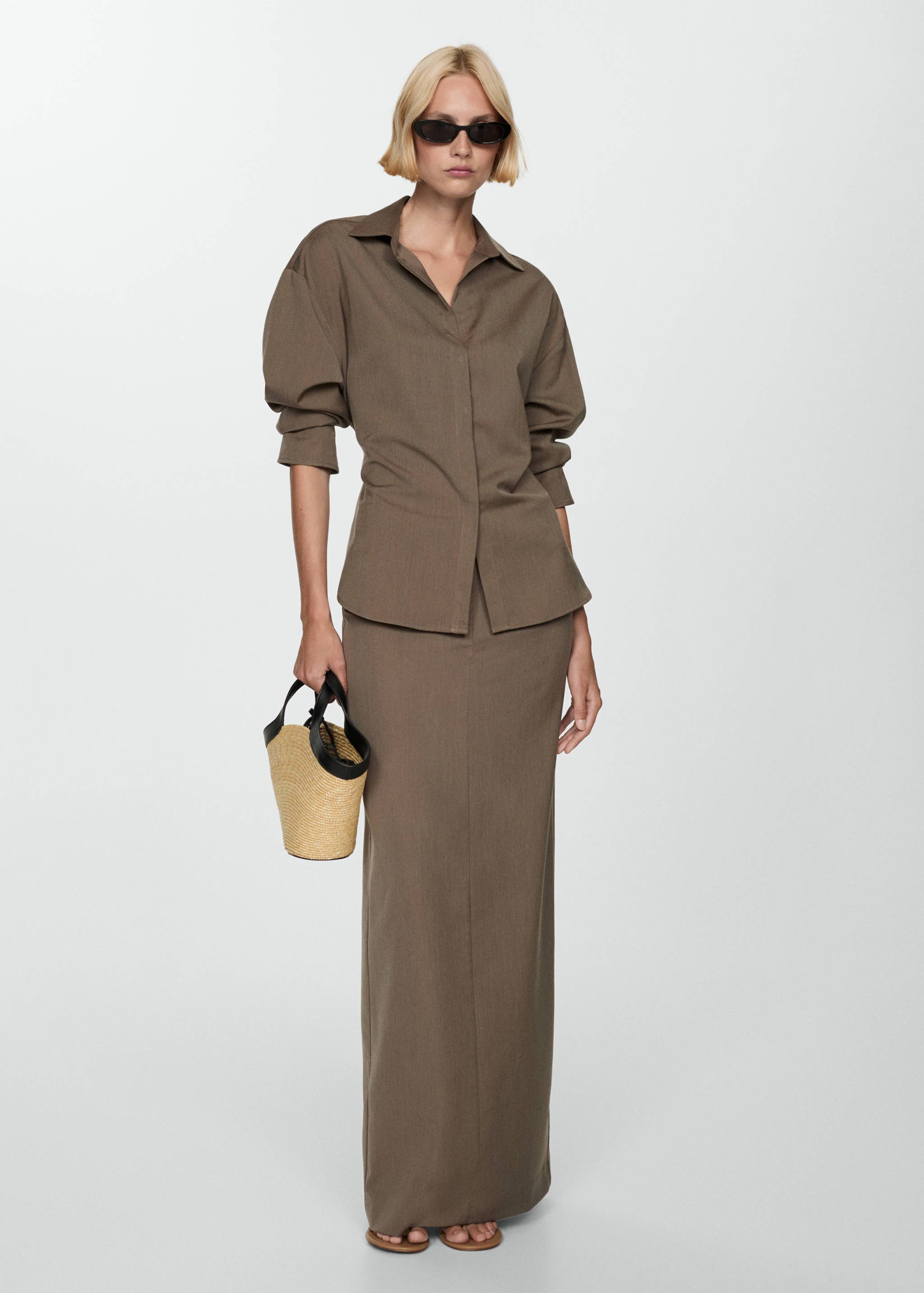 Длинная юбка с разрезом - Общий план