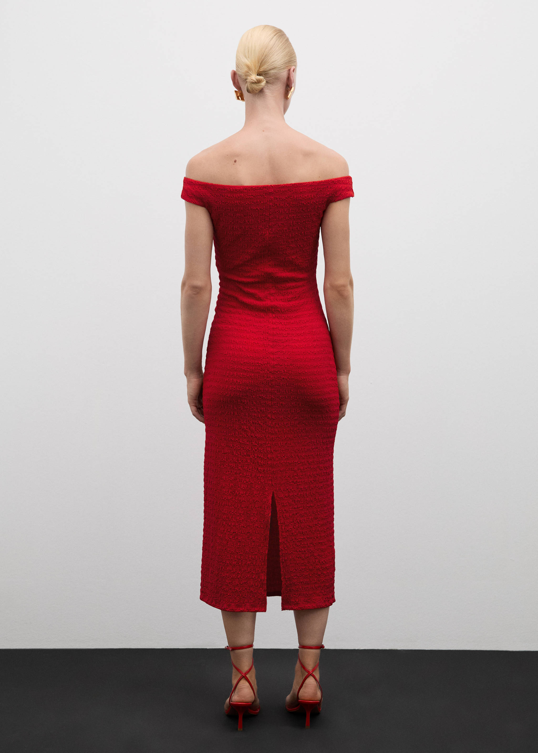 Off-the-shoulder long dress - Reverse of the article