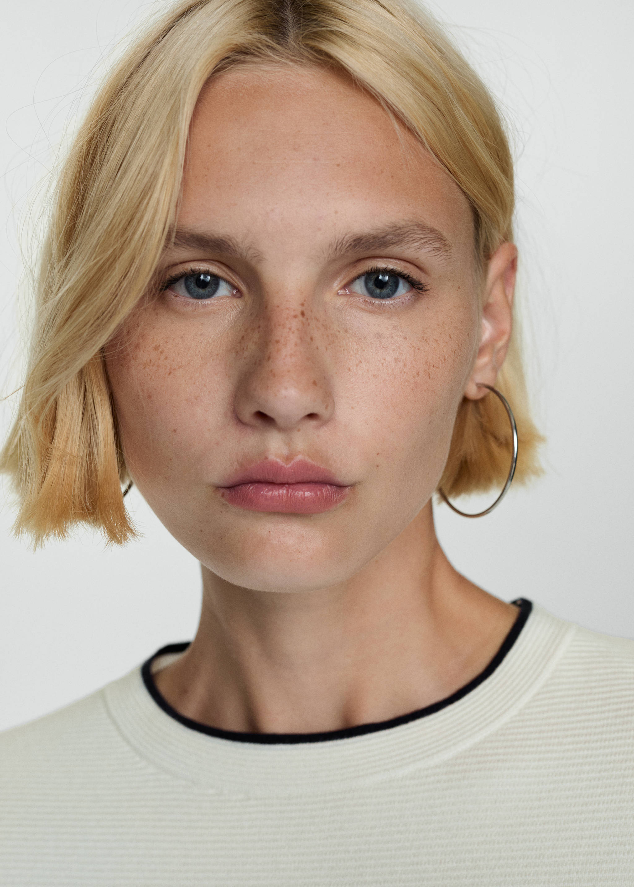 Short-sleeved sweater with contrasting trims - Details of the article 1