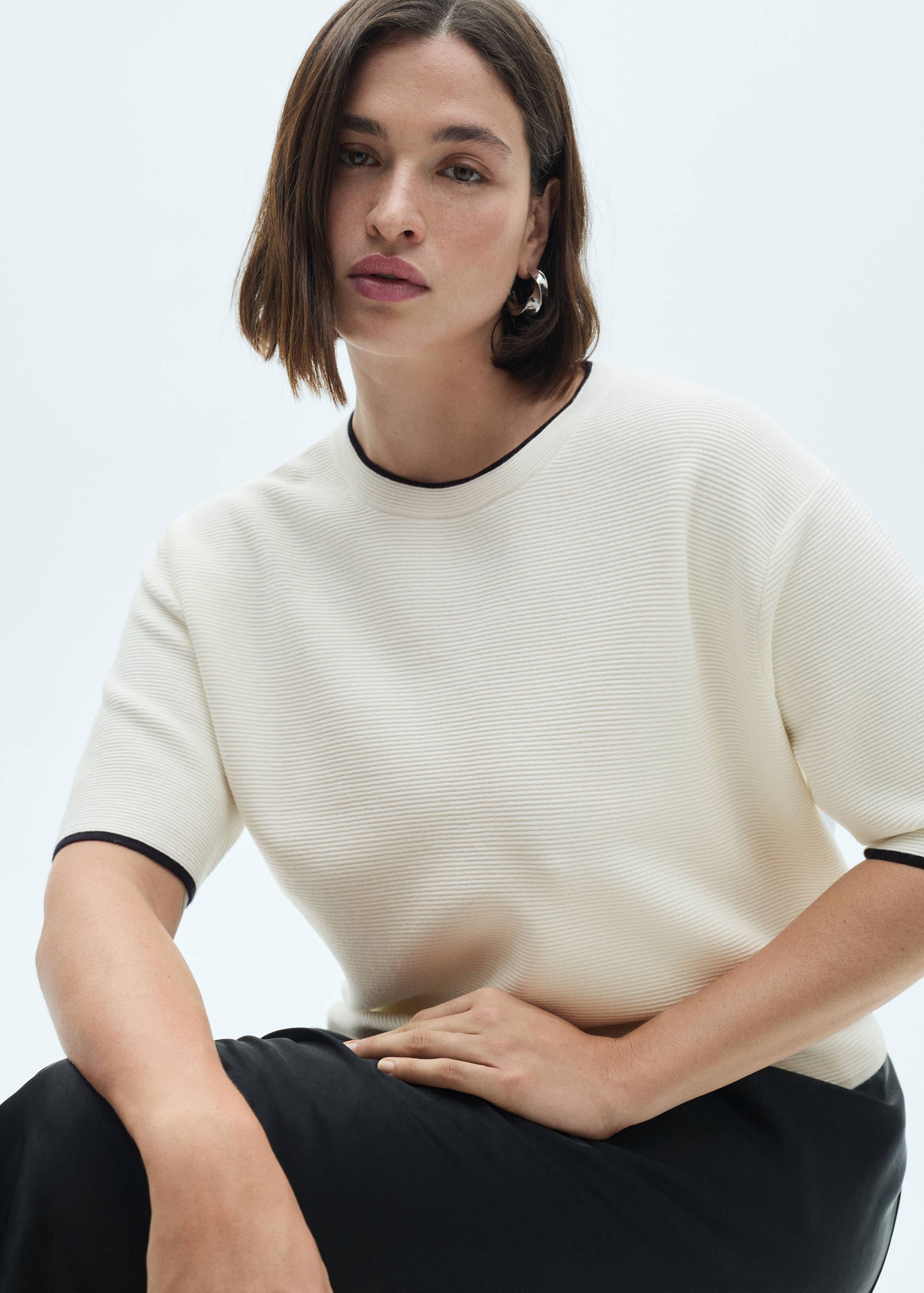 Short-sleeved sweater with contrasting trims - Details of the article 5