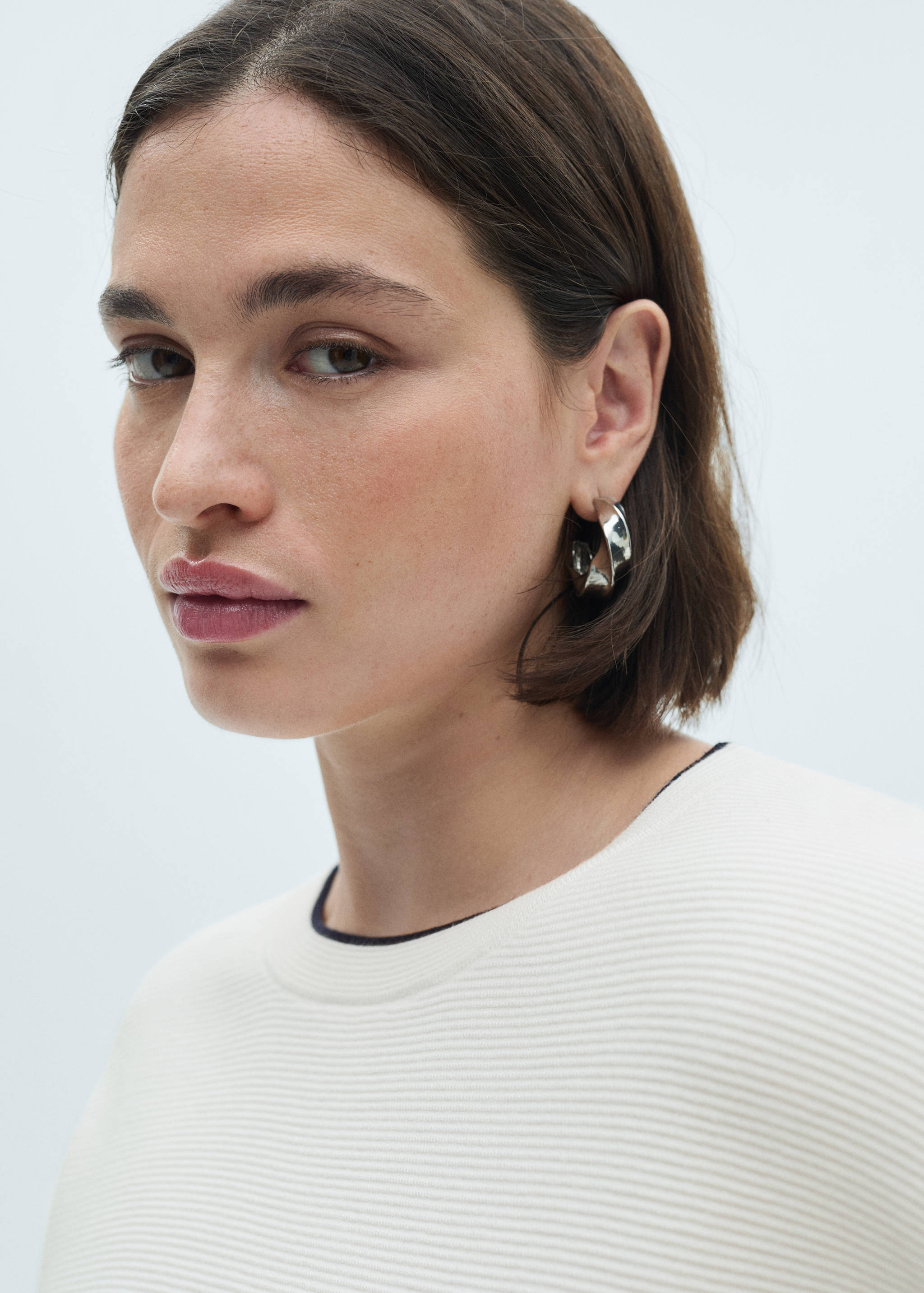 Short-sleeved sweater with contrasting trims - Details of the article 4