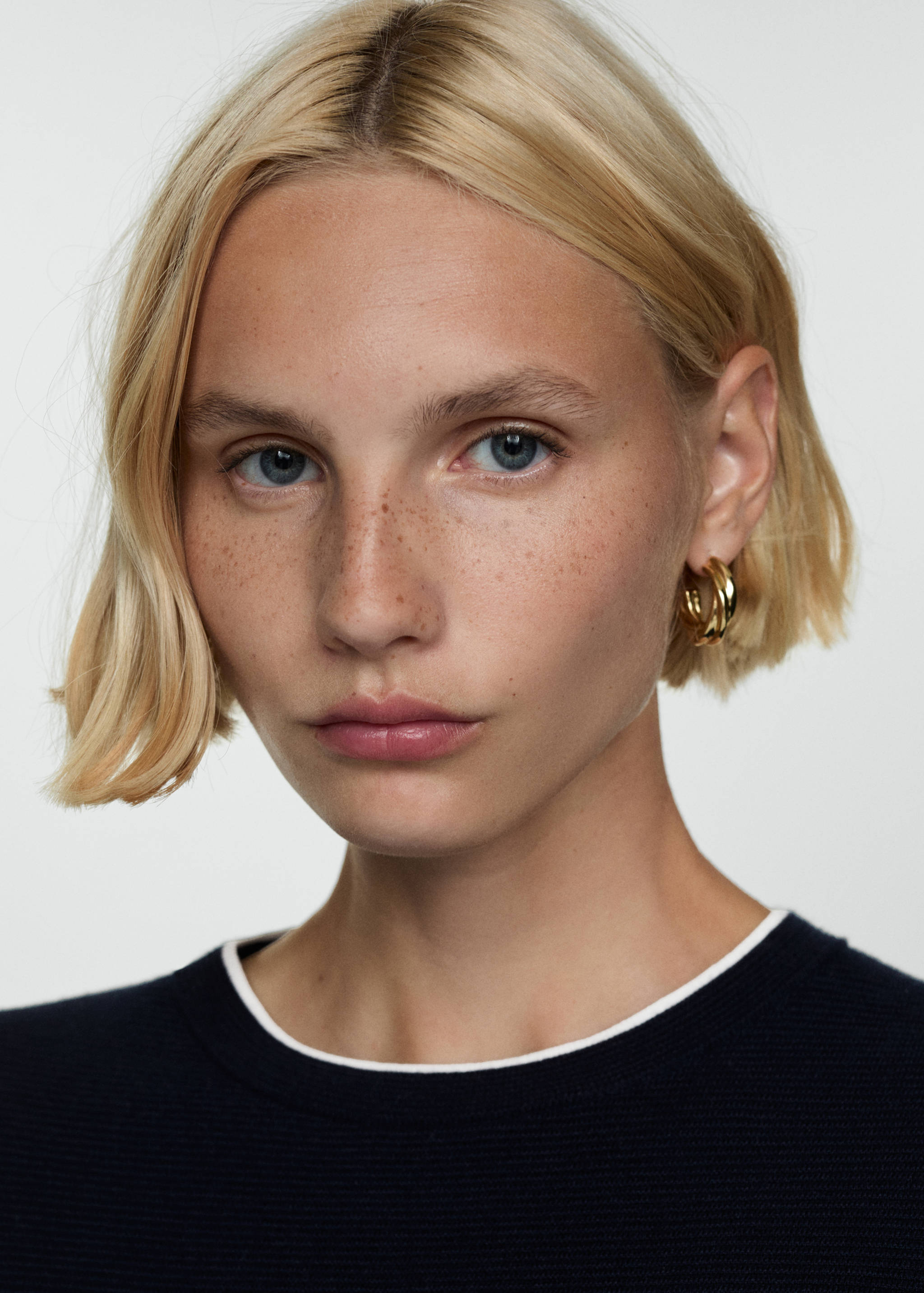 Short-sleeved sweater with contrasting trims - Details of the article 1