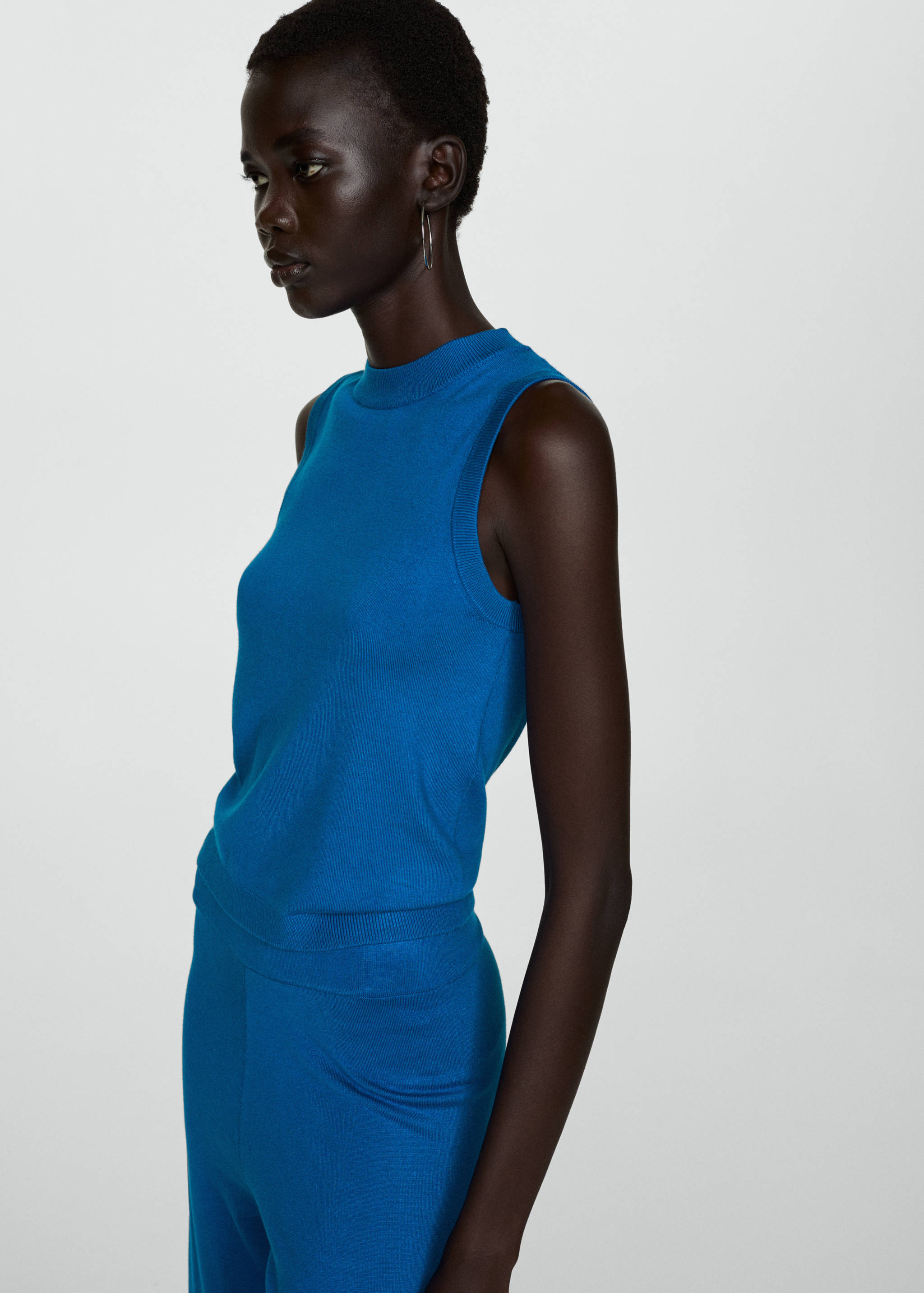 Top punto tirantes anchos - Plano medio