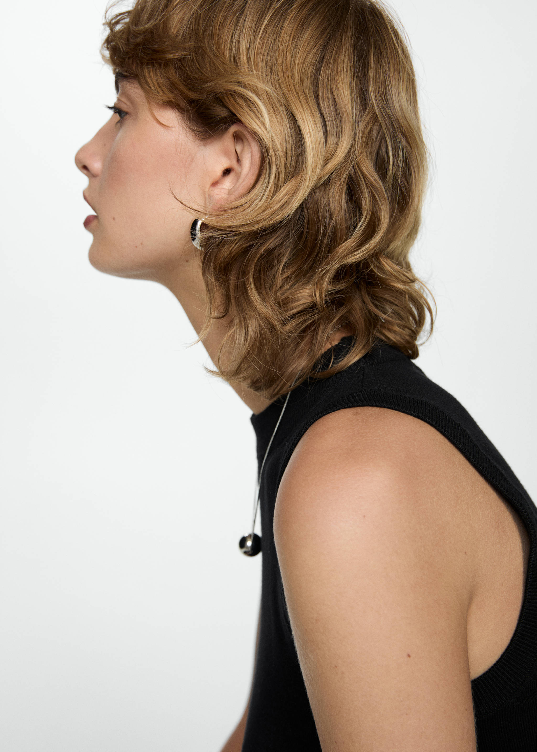 توب محبوك مع أشرطة واسعة - تفاصيل المنتج 1