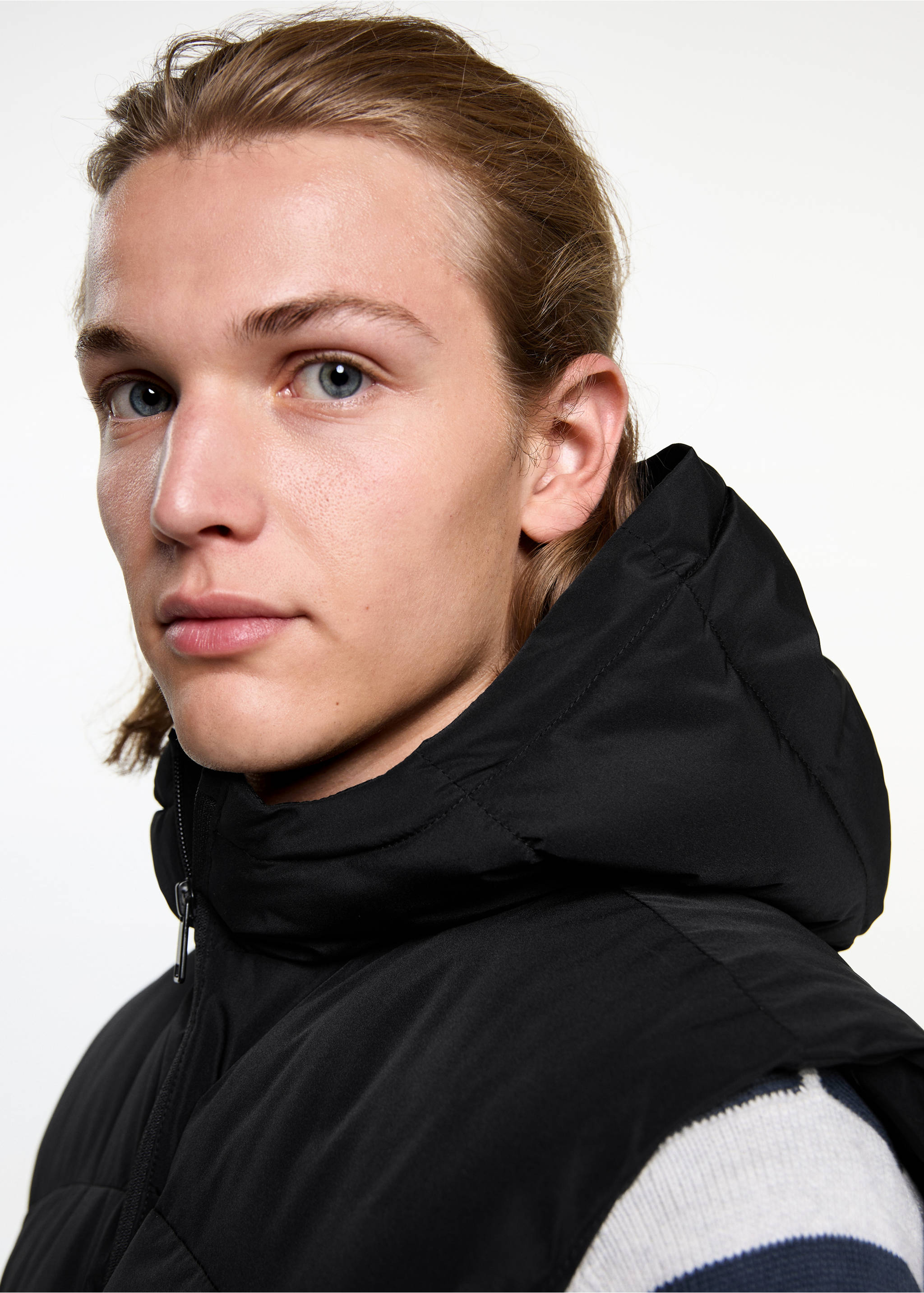 Chaleco acolchado - Detalle del artículo 1, Negro. Ref: 77065632-00.