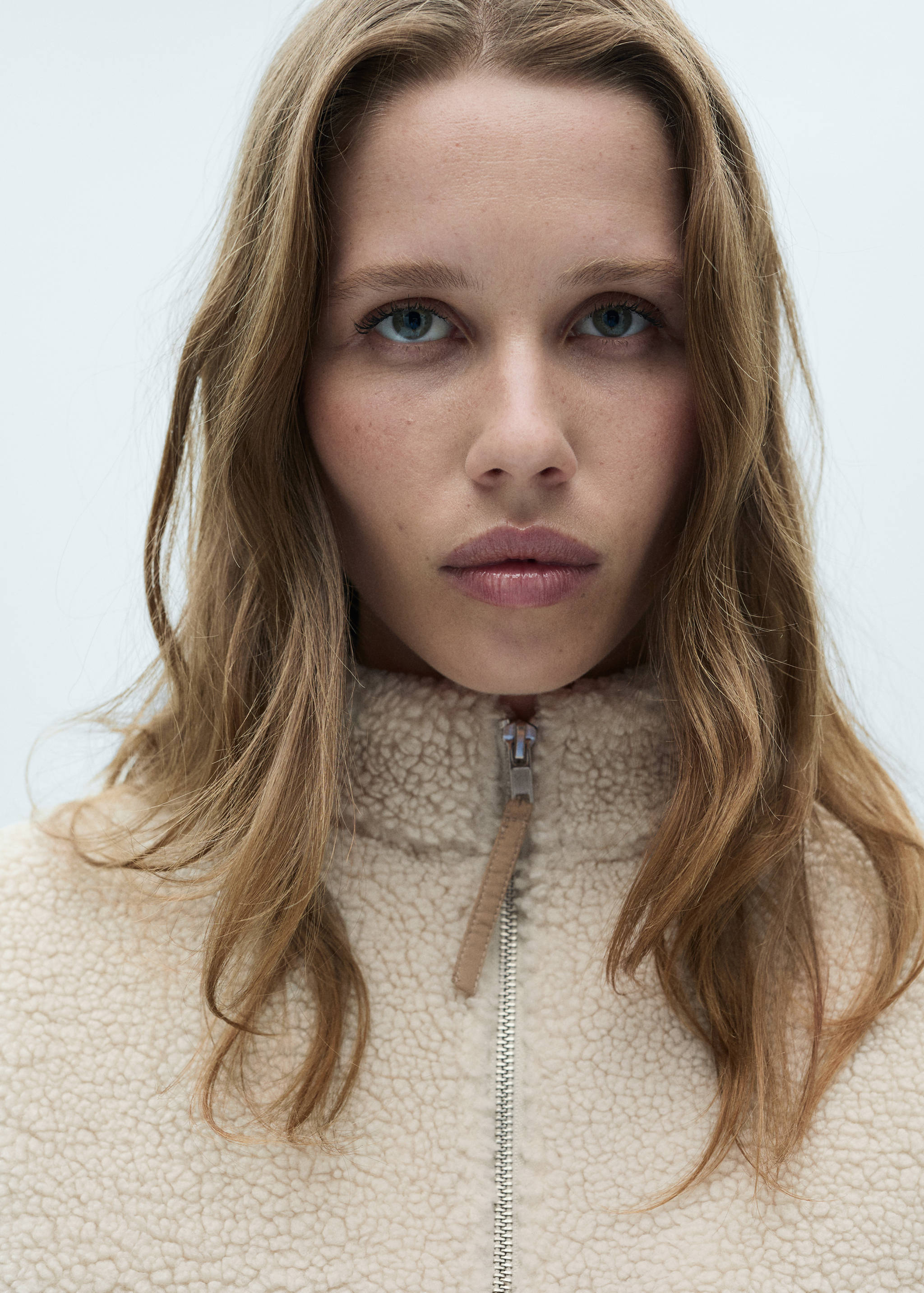 Contrasting sheepskin sweatshirt - Details of the article 1