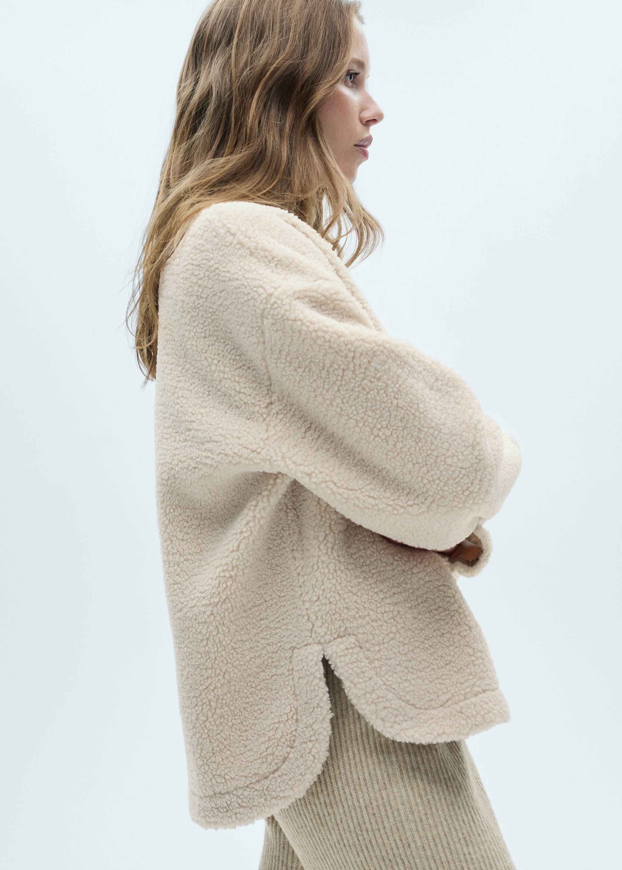 Contrasting sheepskin sweatshirt - Details of the article 2