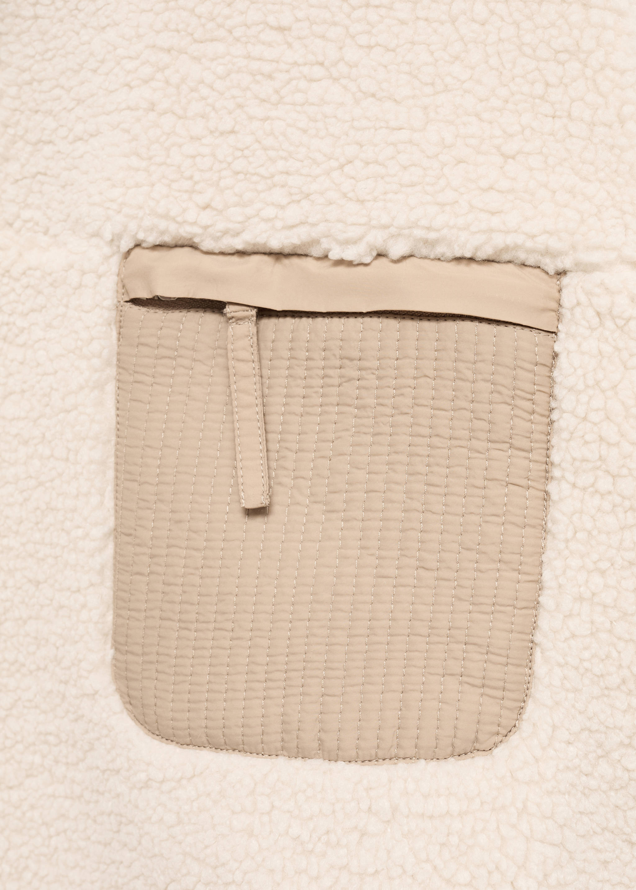 Contrasting sheepskin sweatshirt - Details of the article 8