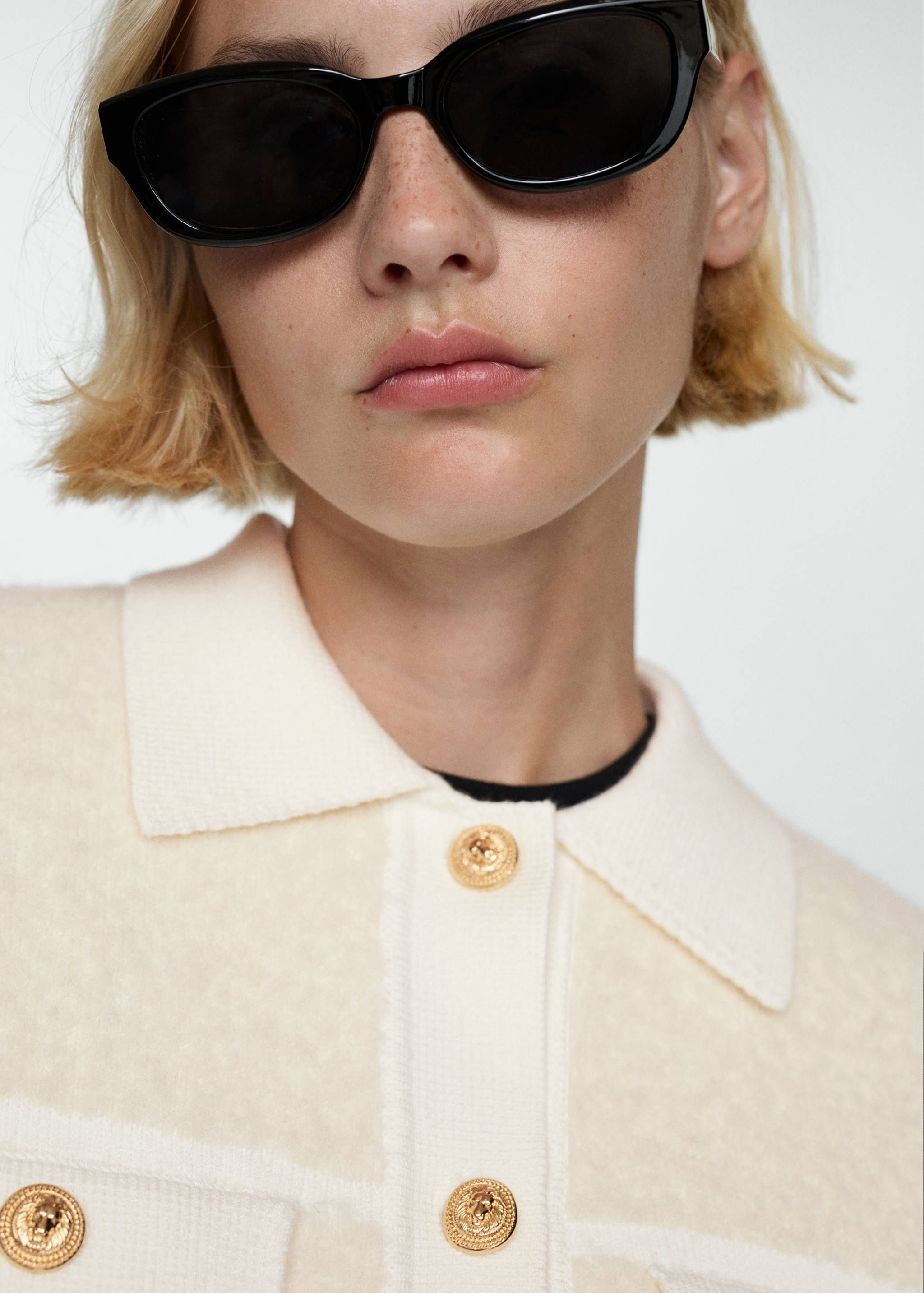 Knitted buttoned jacket - Details of the article 1