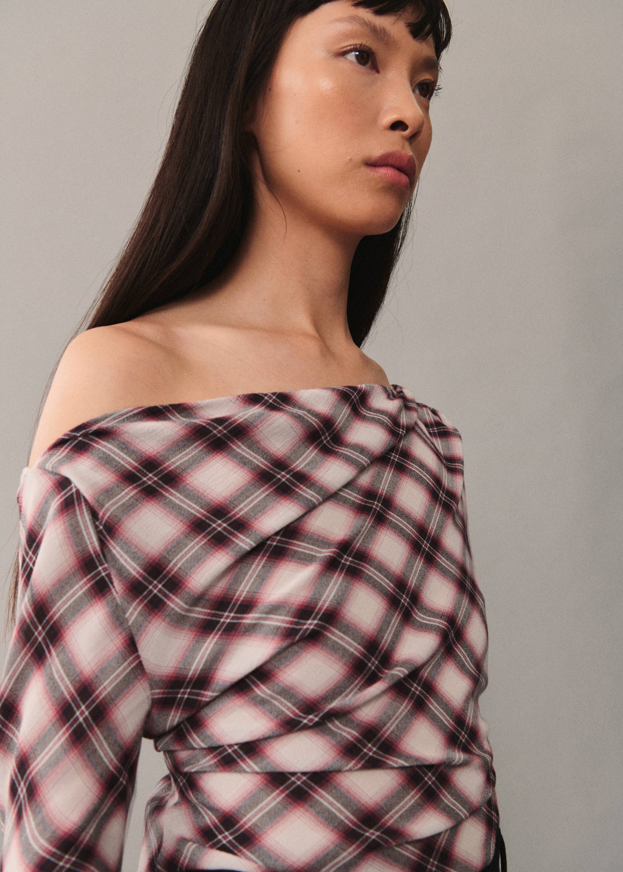 Asymmetric checked blouse - Details of the article 1