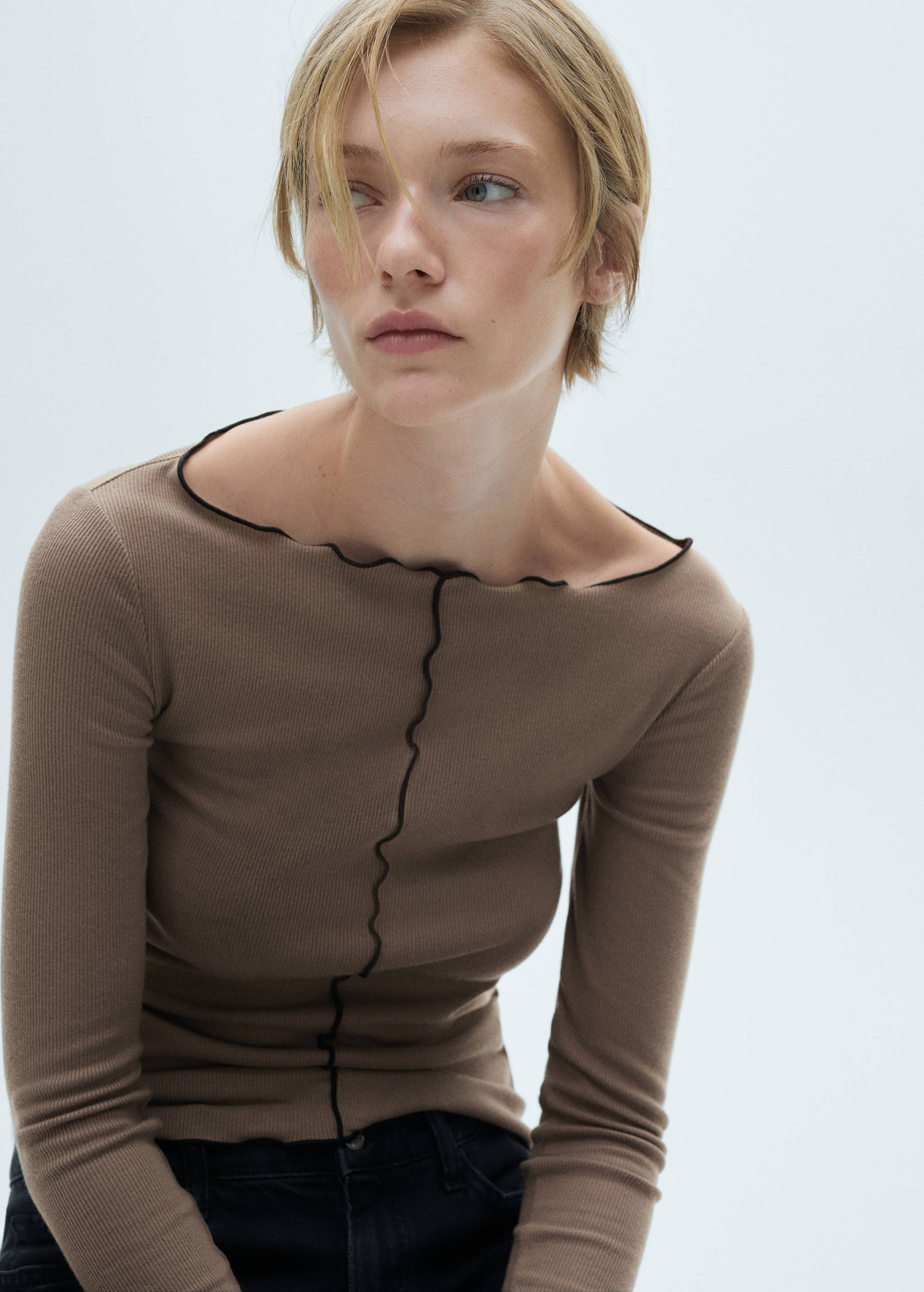 Long-sleeved t-shirt with decorative seams - Details of the article 2