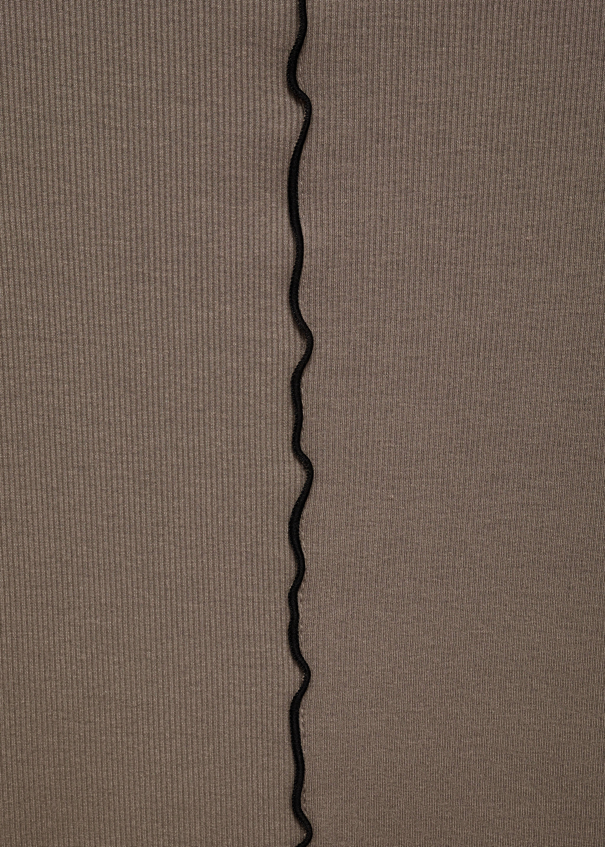 Long-sleeved t-shirt with decorative seams - Details of the article 8