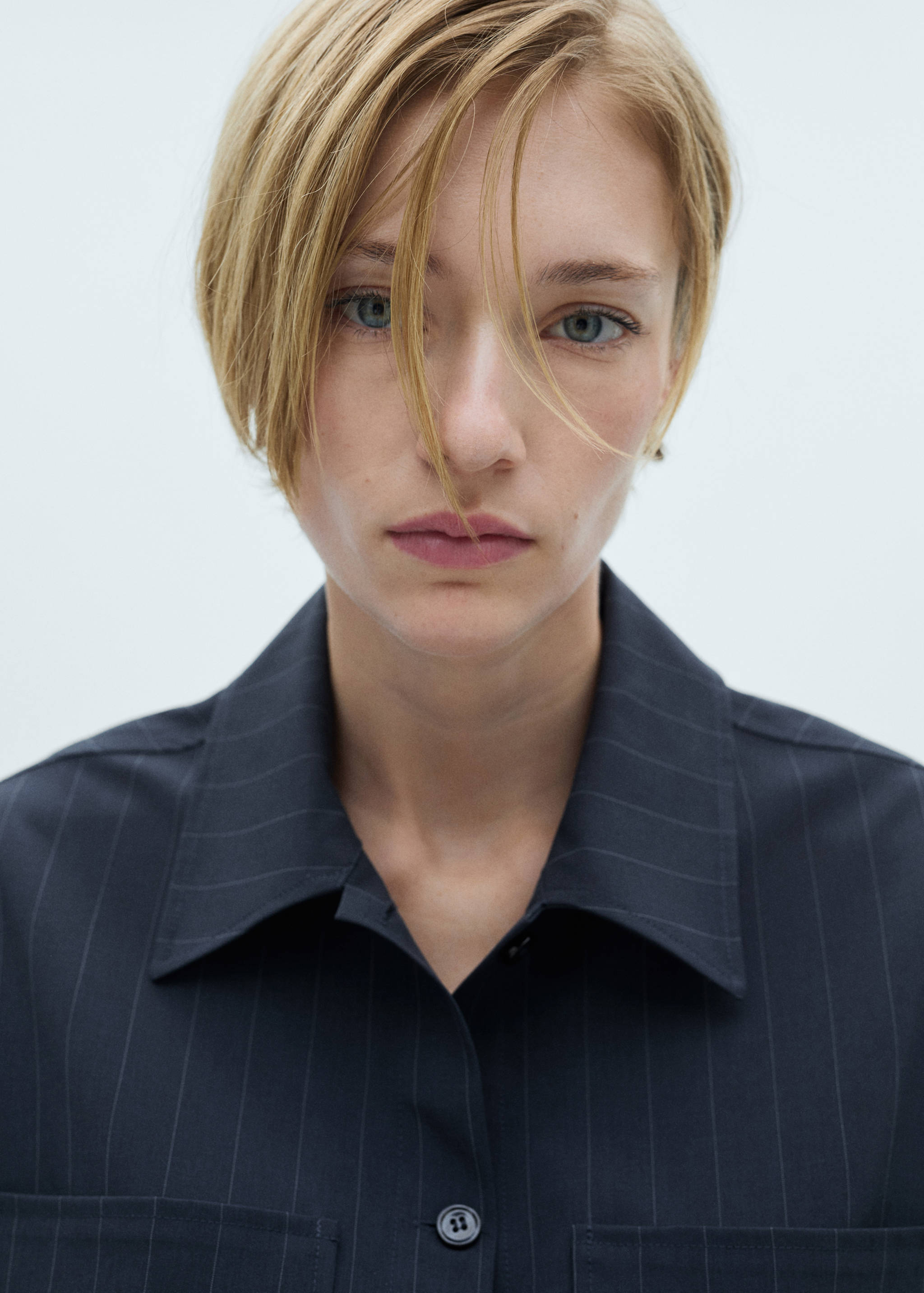 Sobrecamisa raya diplomática - Detalle del artículo 1