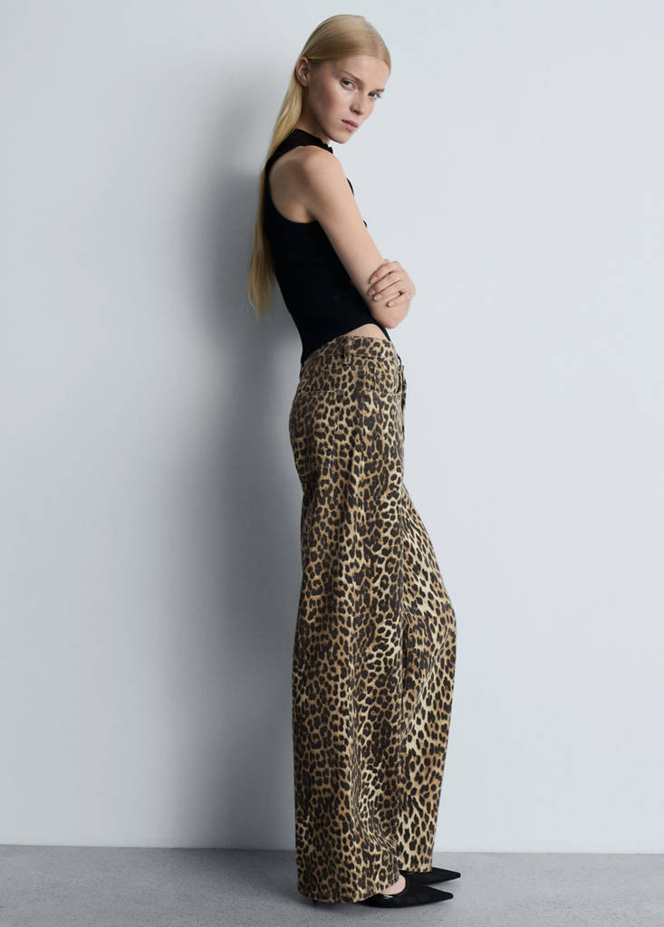 High-waisted straight-fit jeans with leopard print — Brown