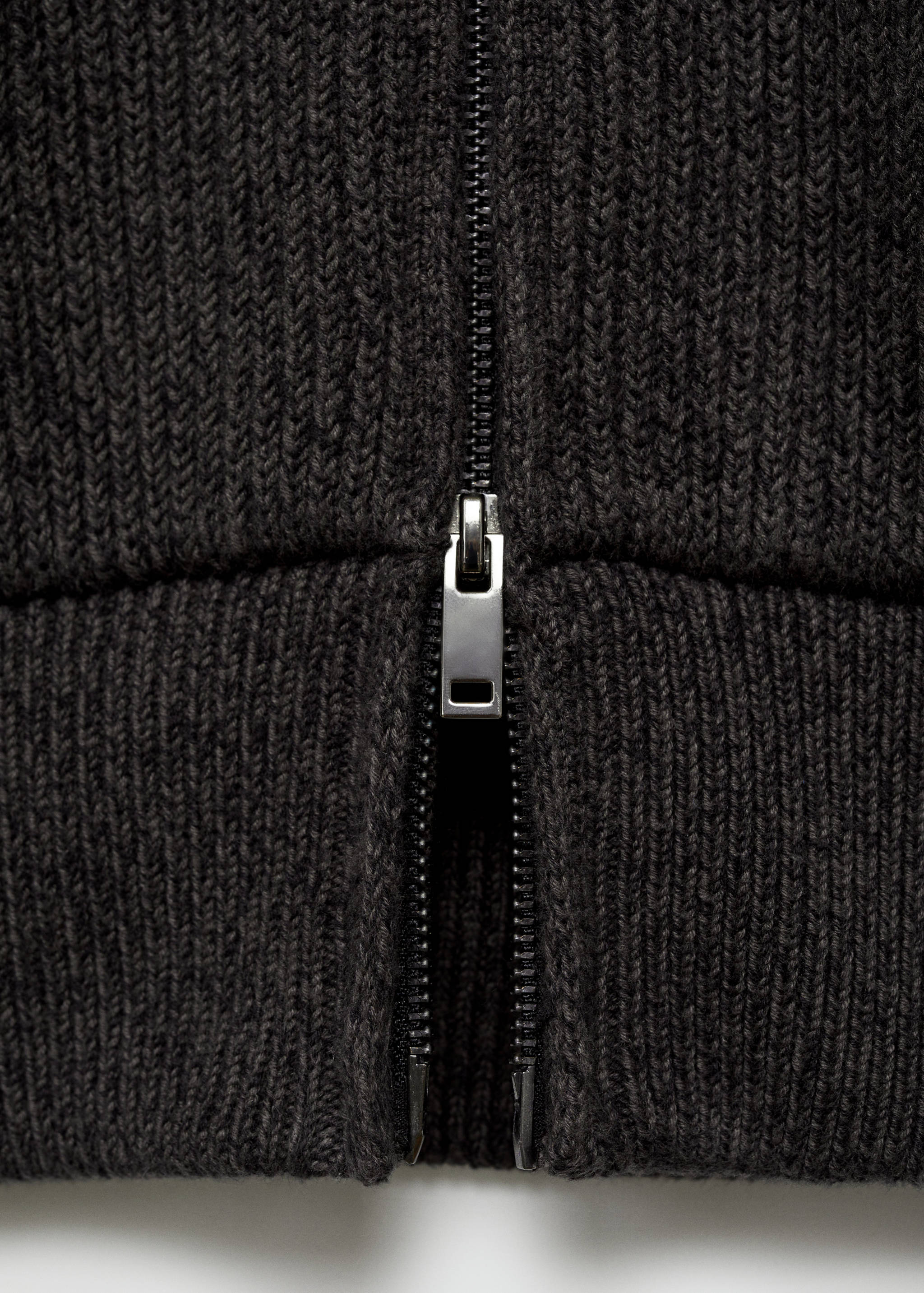 Chunky-knit ribbed sweater with zip - Details of the article 0