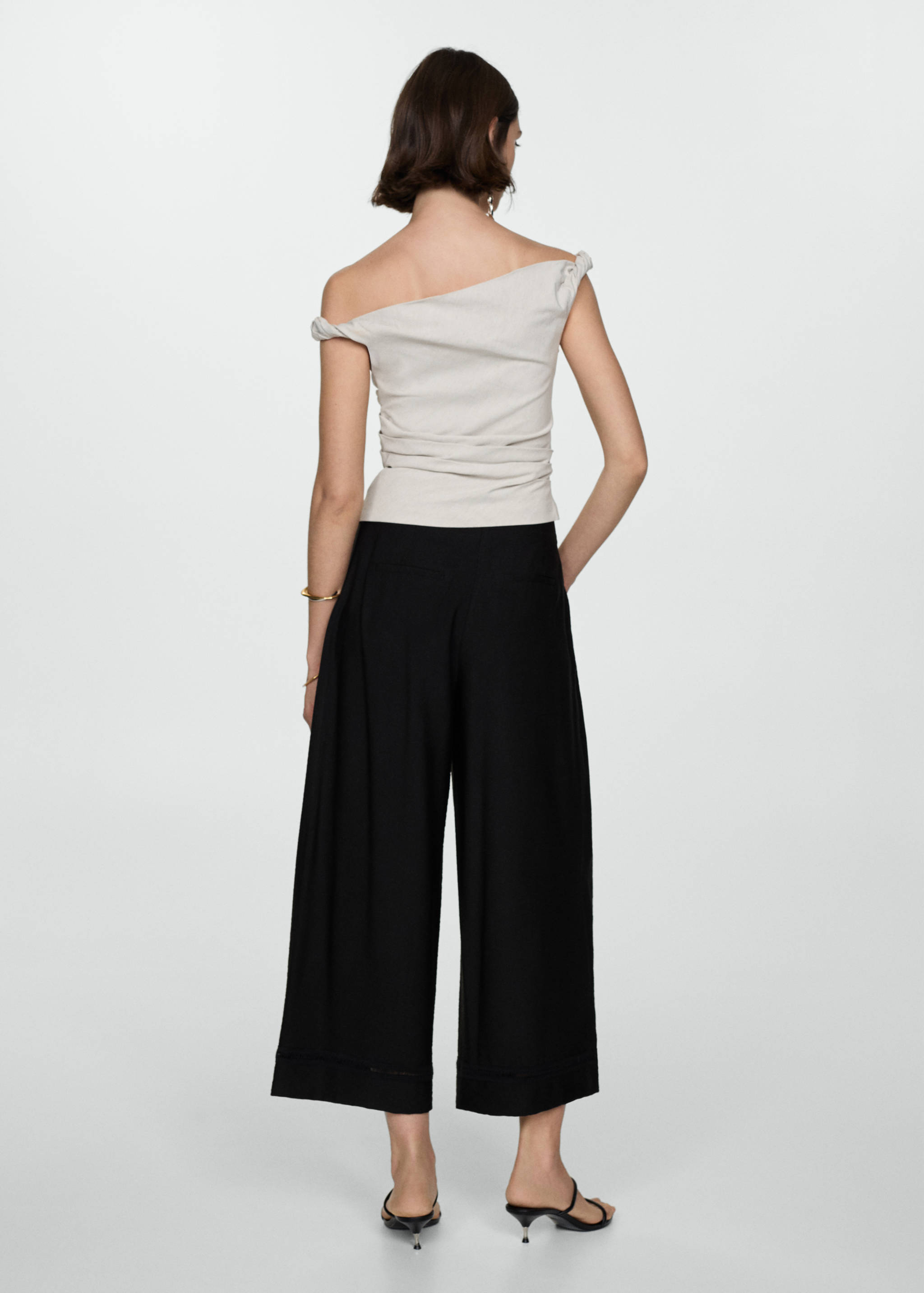 Wide leg pleated trousers - Reverse of the article